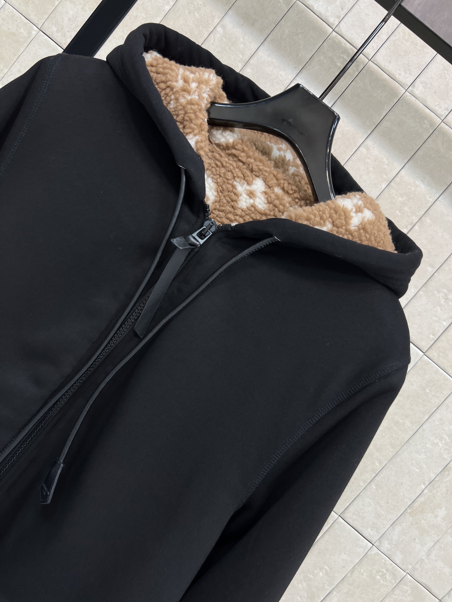 L家 26早春新款 连帽羊羔毛拉链卫衣外套 版型宽松百搭不挑人 彰显减龄青春活力气息内里老花羊羔毛加绒设