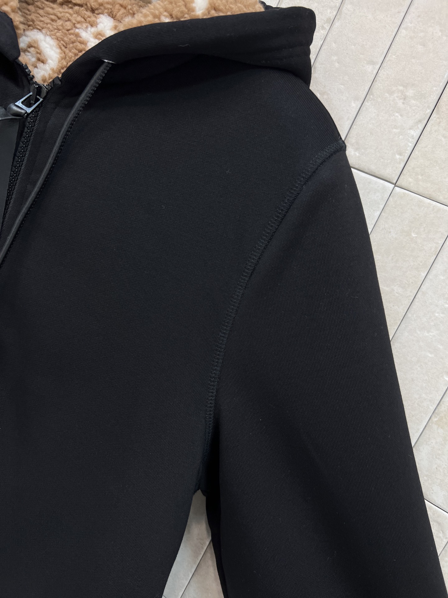 L家 26早春新款 连帽羊羔毛拉链卫衣外套 版型宽松百搭不挑人 彰显减龄青春活力气息内里老花羊羔毛加绒设