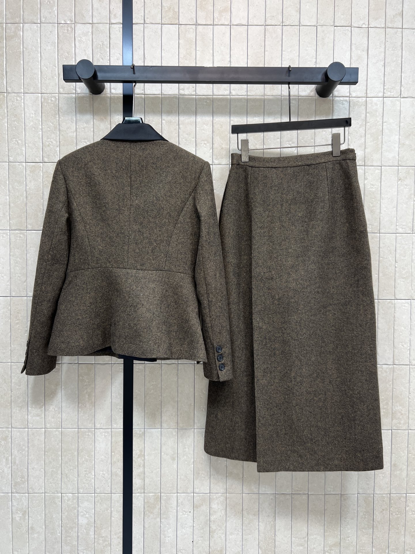 D家 26早春新款 羊毛套装 缎面翻领收腰外套 +半身裙 采用高品质羊毛混纺 深棕色调+黑色缎面翻领 优