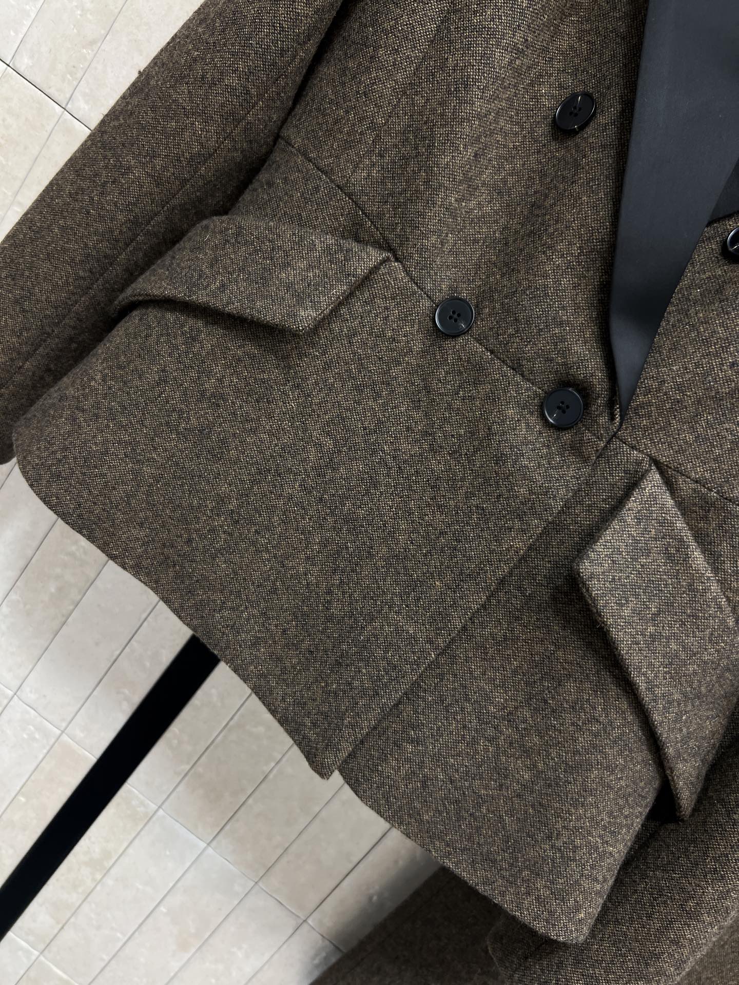 D家 26早春新款 羊毛套装 缎面翻领收腰外套 +半身裙 采用高品质羊毛混纺 深棕色调+黑色缎面翻领 优