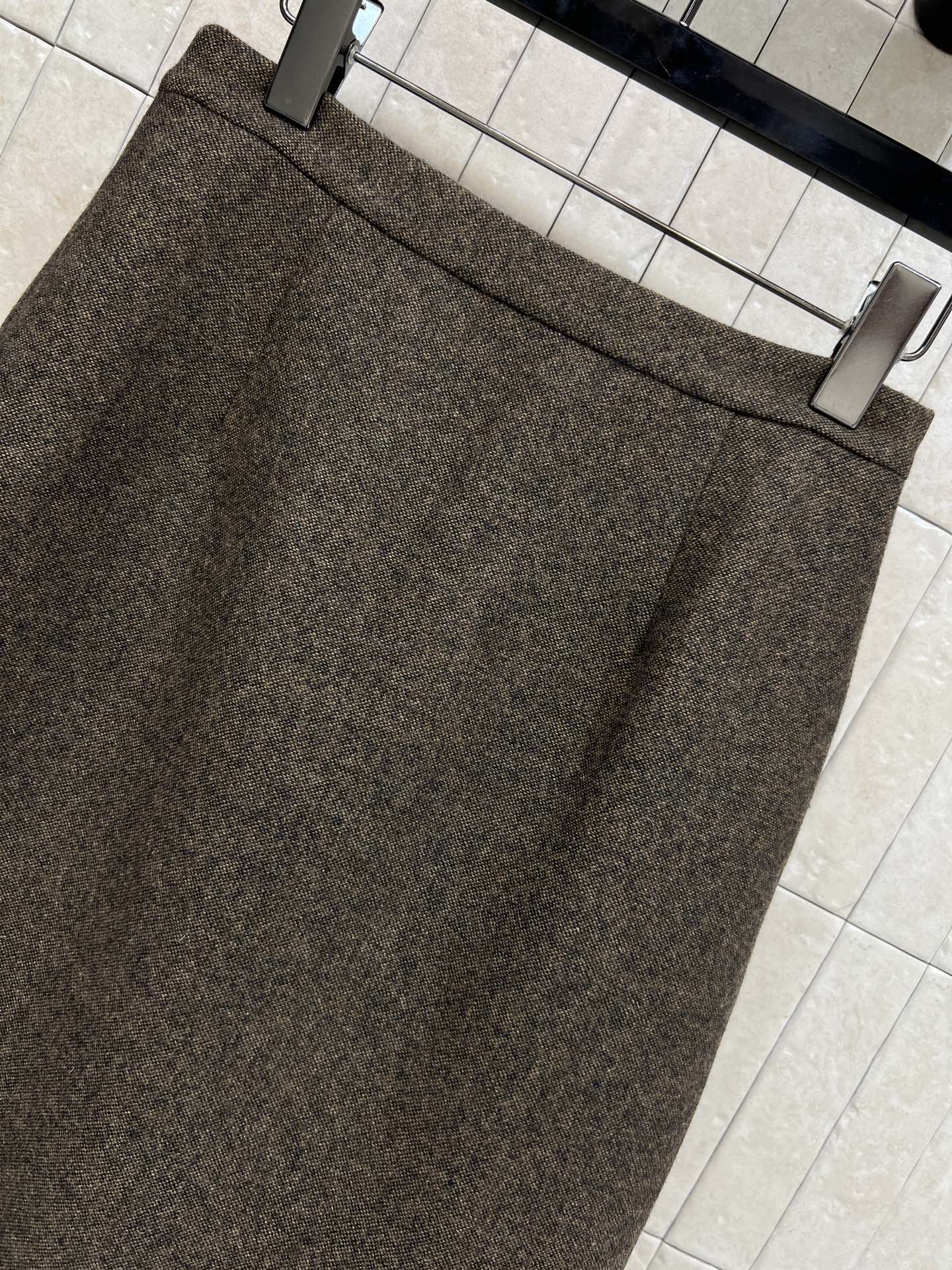 D家 26早春新款 羊毛套装 缎面翻领收腰外套 +半身裙 采用高品质羊毛混纺 深棕色调+黑色缎面翻领 优