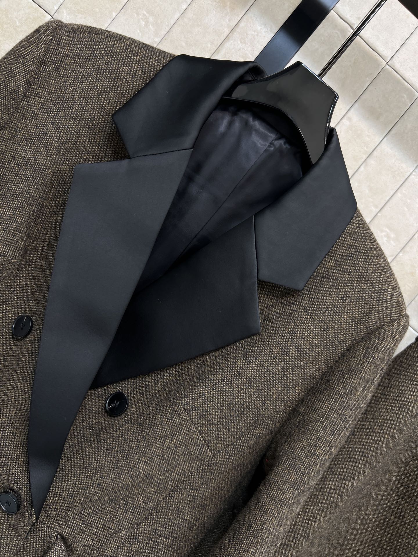 D家 26早春新款 羊毛套装 缎面翻领收腰外套 +半身裙 采用高品质羊毛混纺 深棕色调+黑色缎面翻领 优