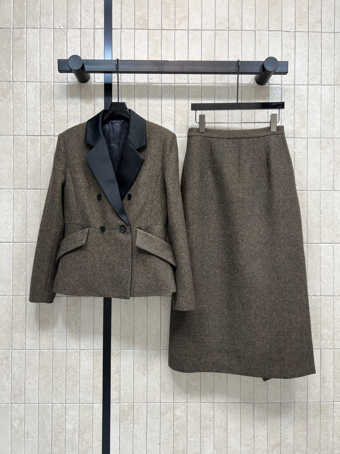 NO:684797,Jacket and skirt D Home 26 new style in early spring Wool suit Satin lapel waisted jacket + skirt Made of high-quality wool blend Dark brown tone + black satin lapel Full of elegant retro temperament Double-breasted + tightened waistline Hourglass silhouette to show off your figure Slightly expanded hem Pair with the same series of skirts to easily create a high-end look Three sizes in one color Size/S-M-L,, dior, skirts, jackets & coats,19860909外套半身裙D家 26早春新款 羊毛套装 缎面翻领收腰外套 +半身裙 采用高品质羊毛混纺 深棕色调+黑色缎面翻领 优雅复古气质满分 双排扣+收紧腰线 沙漏轮廓超显身材 下摆微扩 搭配同系列半身裙 轻松打造高级感穿搭 一色三码 Size/S-M-L,,dior,skirts,jackets & coats,,Women's clothing