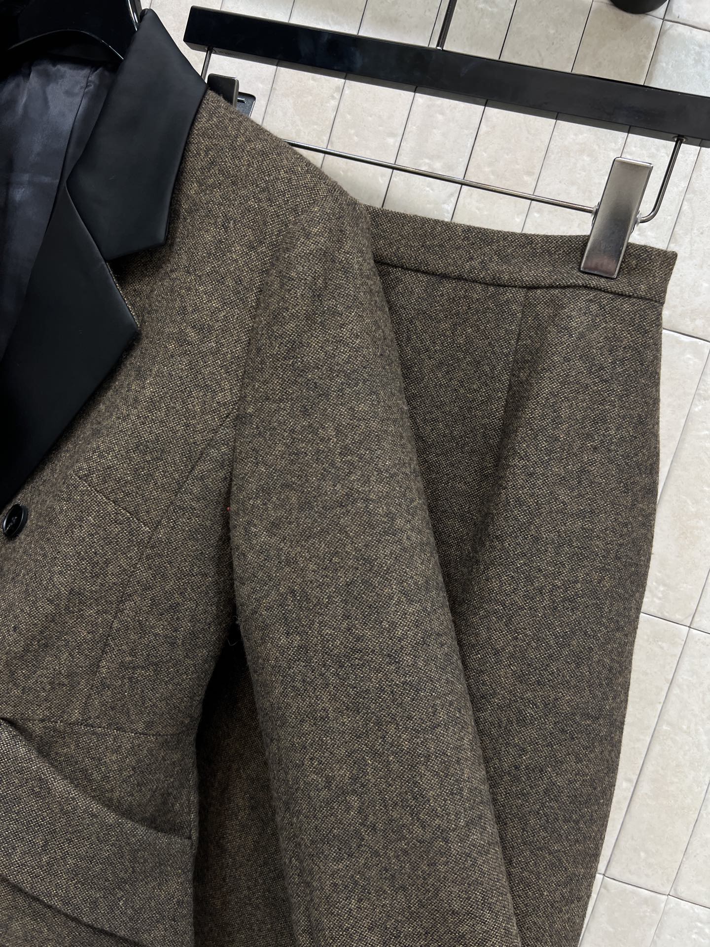 D家 26早春新款 羊毛套装 缎面翻领收腰外套 +半身裙 采用高品质羊毛混纺 深棕色调+黑色缎面翻领 优