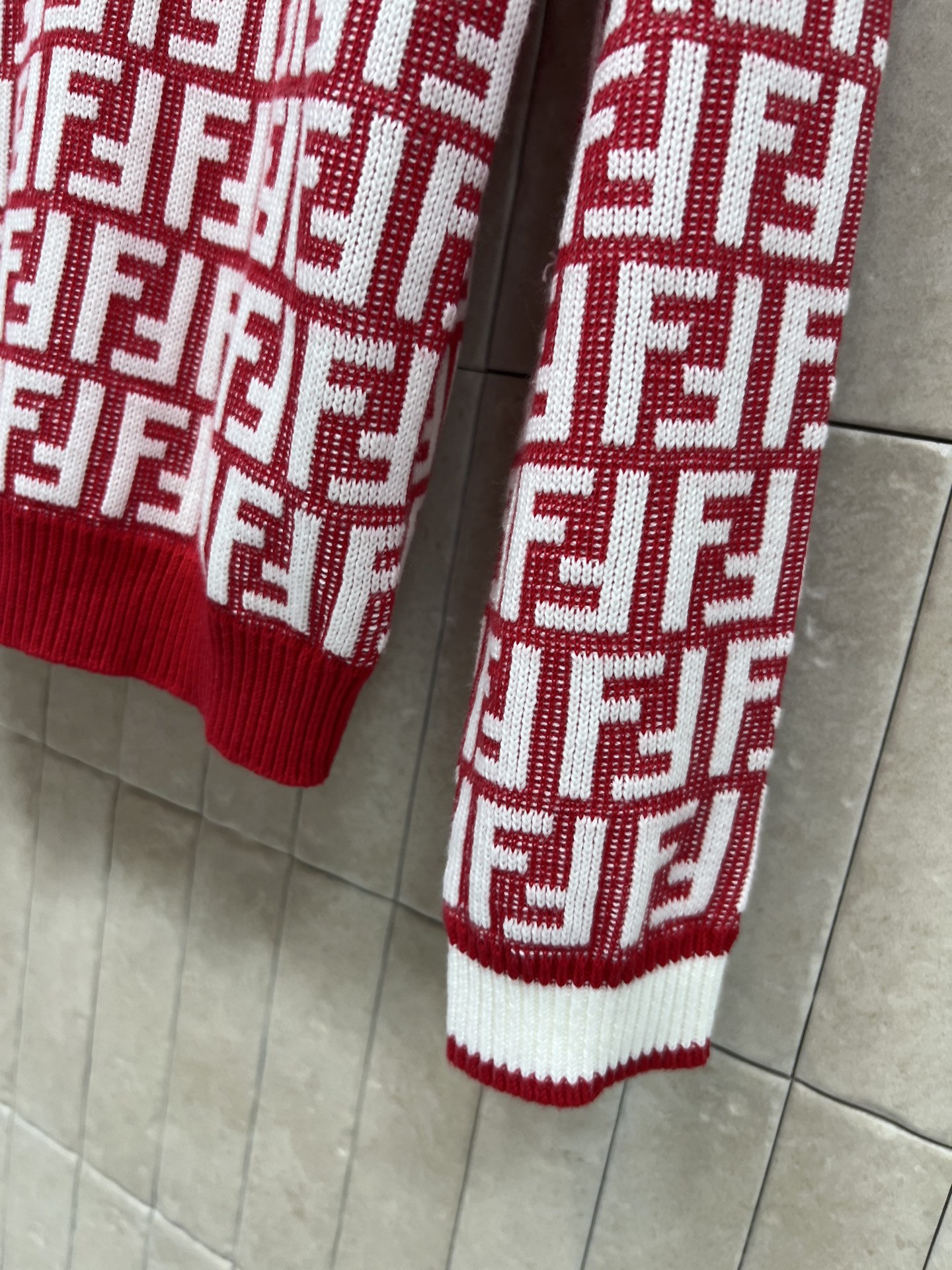 FD家 26早春新款 FF图案针织圆领毛衣 红白配色超吸睛 经典FF标志满身 品牌辨识度拉满！高品质针织