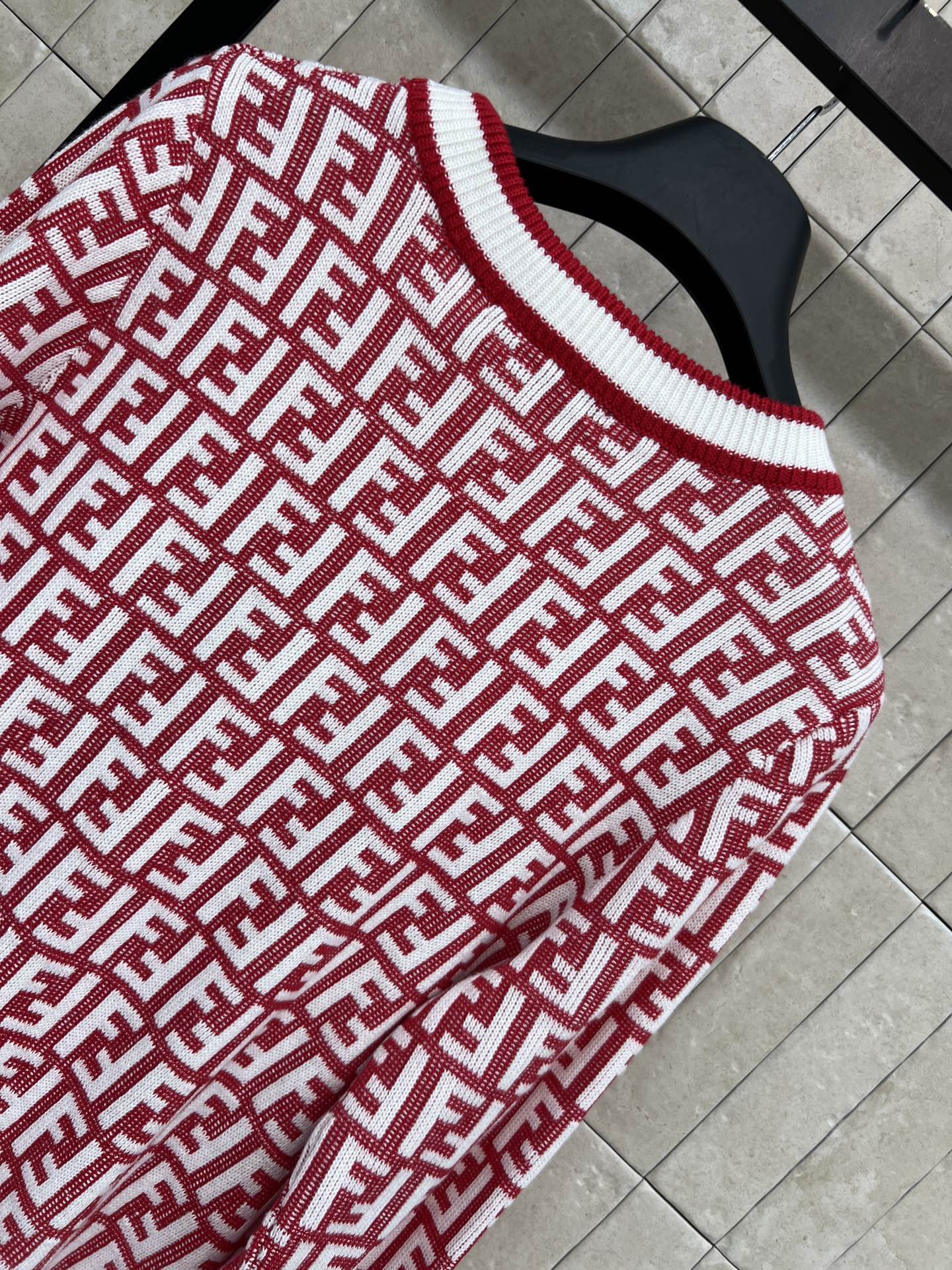 FD家 26早春新款 FF图案针织圆领毛衣 红白配色超吸睛 经典FF标志满身 品牌辨识度拉满！高品质针织