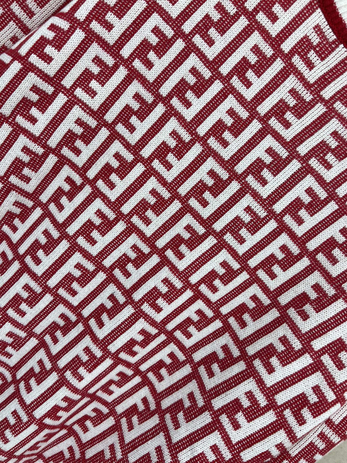 FD家 26早春新款 FF图案针织圆领毛衣 红白配色超吸睛 经典FF标志满身 品牌辨识度拉满！高品质针织