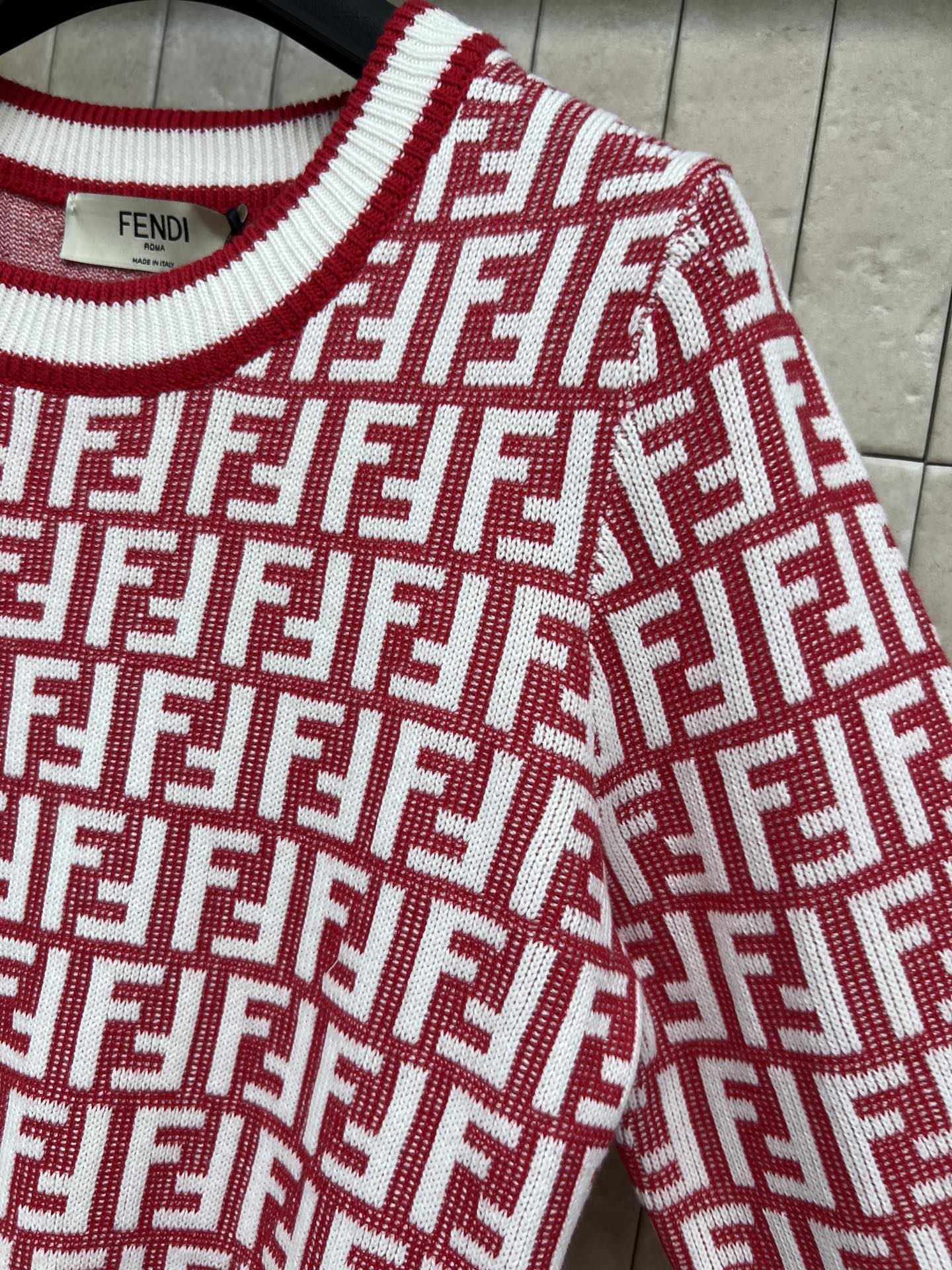 FD家 26早春新款 FF图案针织圆领毛衣 红白配色超吸睛 经典FF标志满身 品牌辨识度拉满！高品质针织