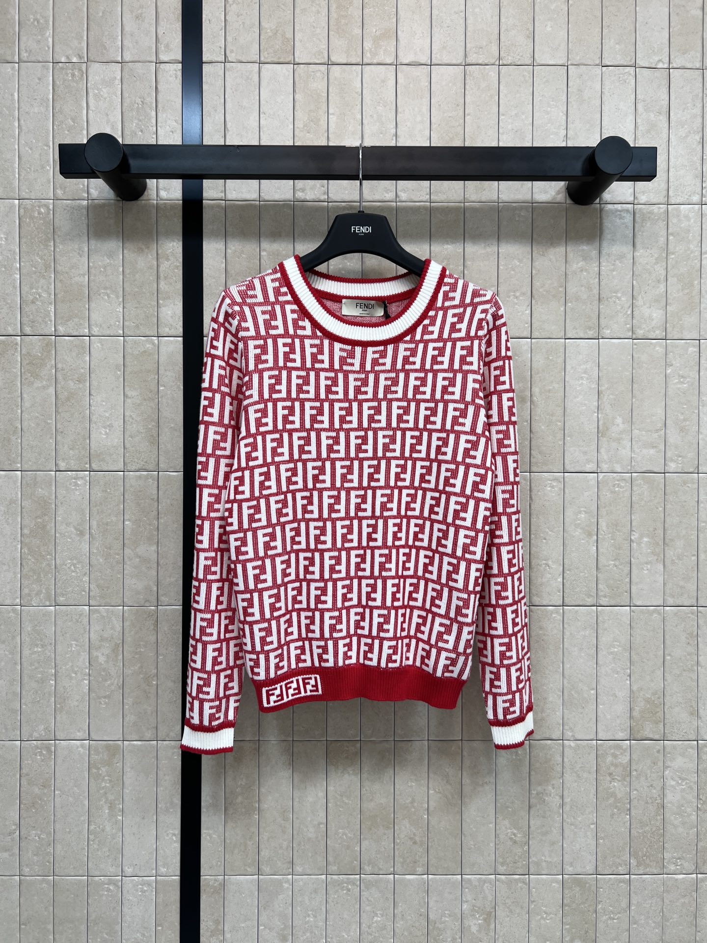 NO:684806,FD Home’s 26th early spring new FF pattern knitted crew neck sweater. The red and white color scheme is super eye-catching. The classic FF logo is all over the body, making it highly recognizable!  High-quality knitted fabric, soft and warm, perfect for autumn and winter. Round neck + ribbed cuff design, full of details. Can be easily worn in daily or street style. It goes well with jeans and casual pants. Three sizes in one color, Size/S-M-L,, dior, jeans, sweaters,19860909FD家 26早春新款 FF图案针织圆领毛衣 红白配色超吸睛 经典FF标志满身 品牌辨识度拉满！高品质针织面料 柔软又保暖 秋冬穿超合适食 圆领+罗纹收口设计 细节满分 日常或街头风都能轻松驾驭 搭配牛仔裤、休闲裤都很出彩 一色三码Size/S-M-L,,dior,jeans,sweaters,,Women's clothing