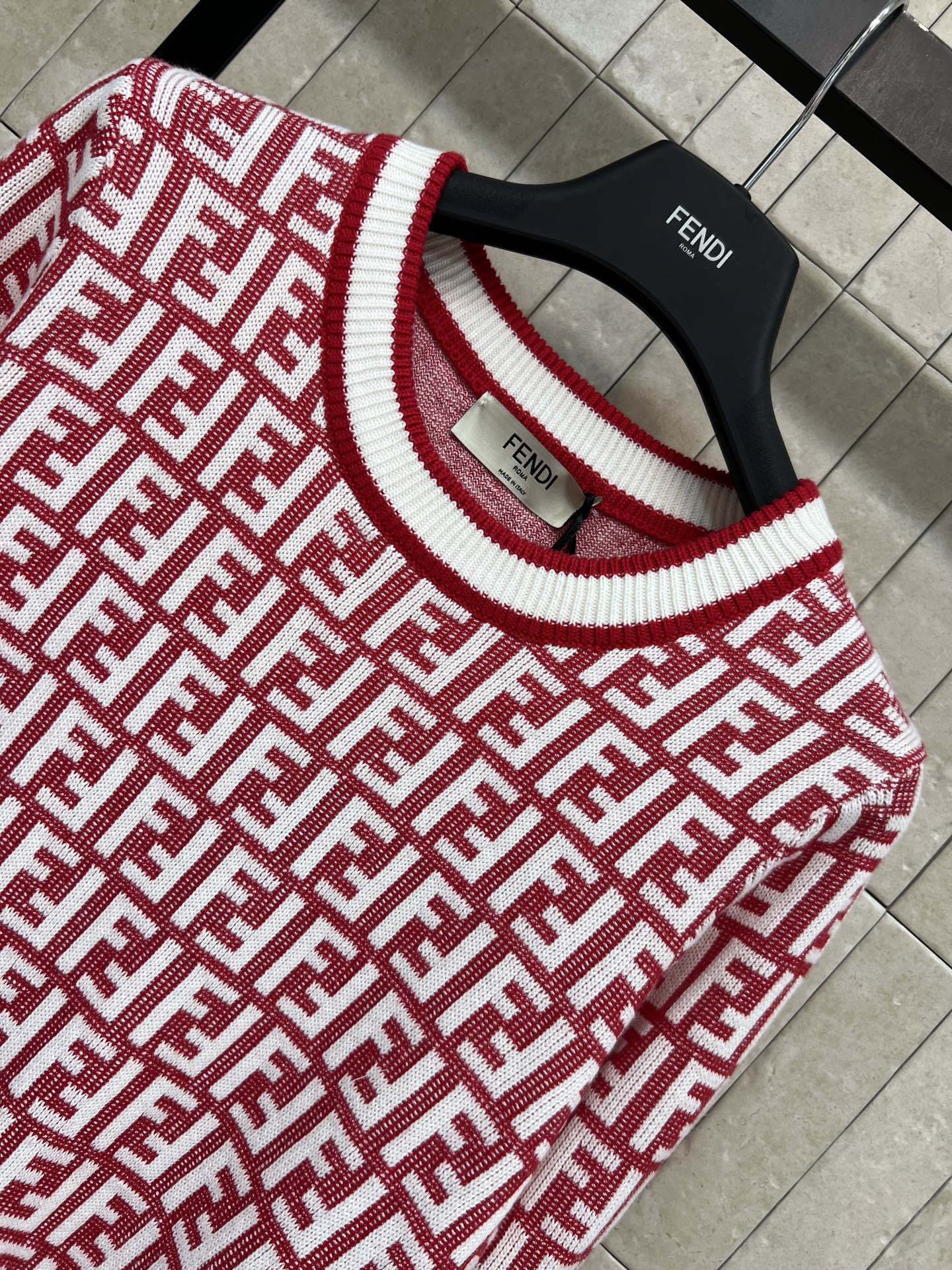 FD家 26早春新款 FF图案针织圆领毛衣 红白配色超吸睛 经典FF标志满身 品牌辨识度拉满！高品质针织