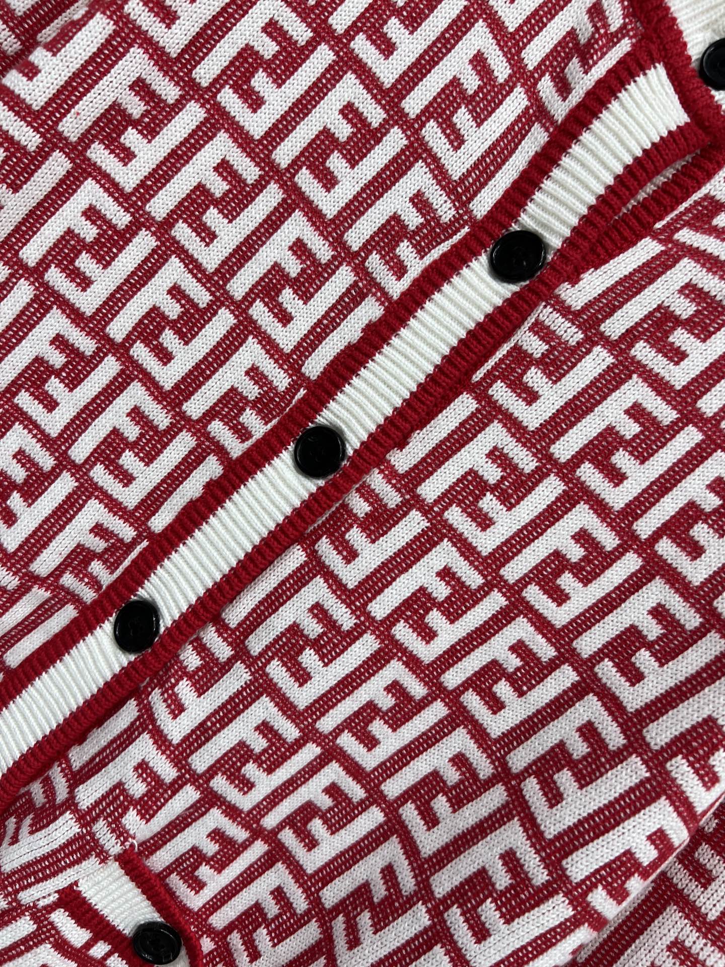 FD家 26早春新款 FF针织圆领开衫 红白配色+FF标志 辨识度超高！高品质羊毛混纺 柔软又保暖 秋冬