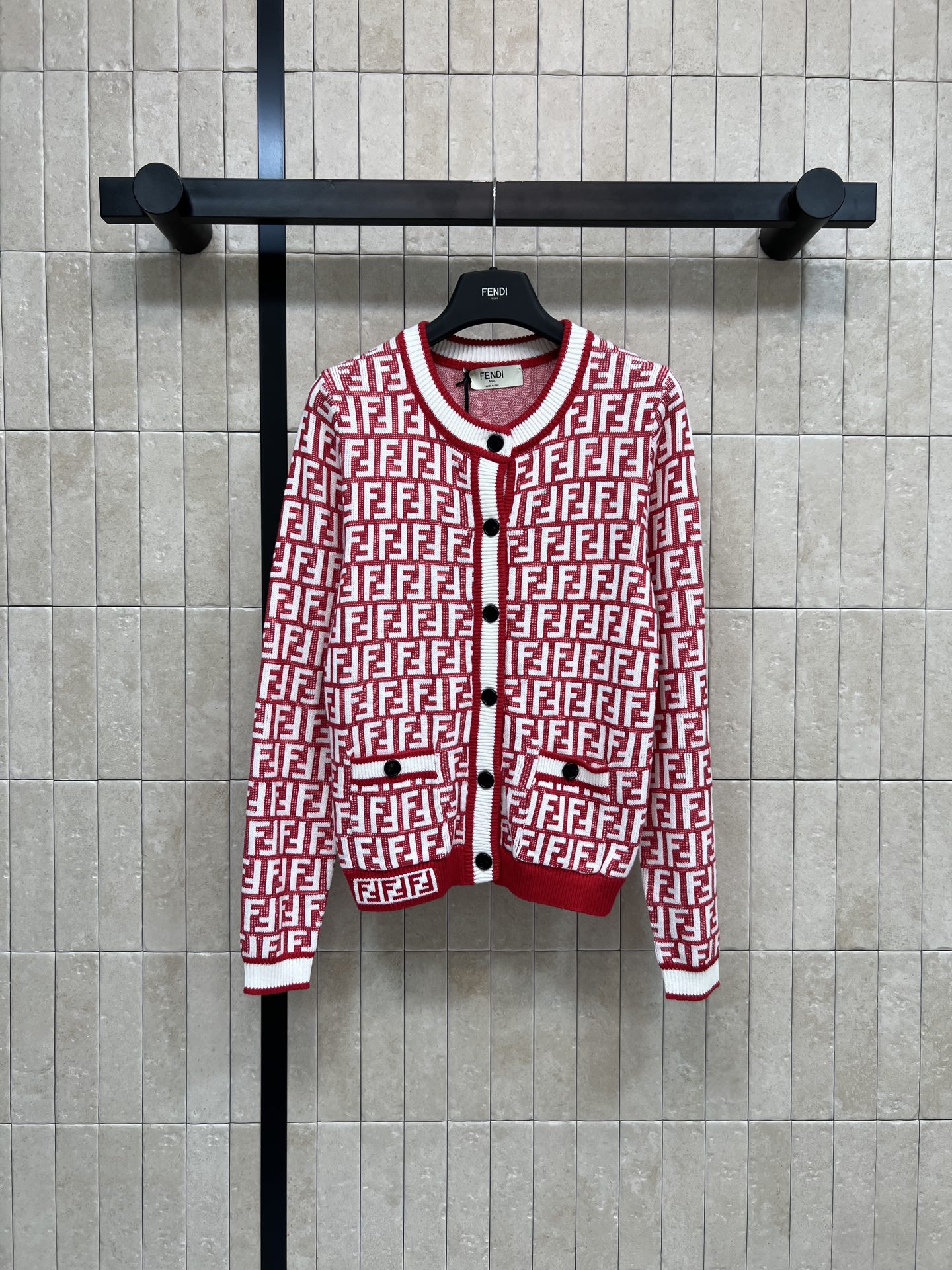 FD家 26早春新款 FF针织圆领开衫 红白配色+FF标志 辨识度超高！高品质羊毛混纺 柔软又保暖 秋冬