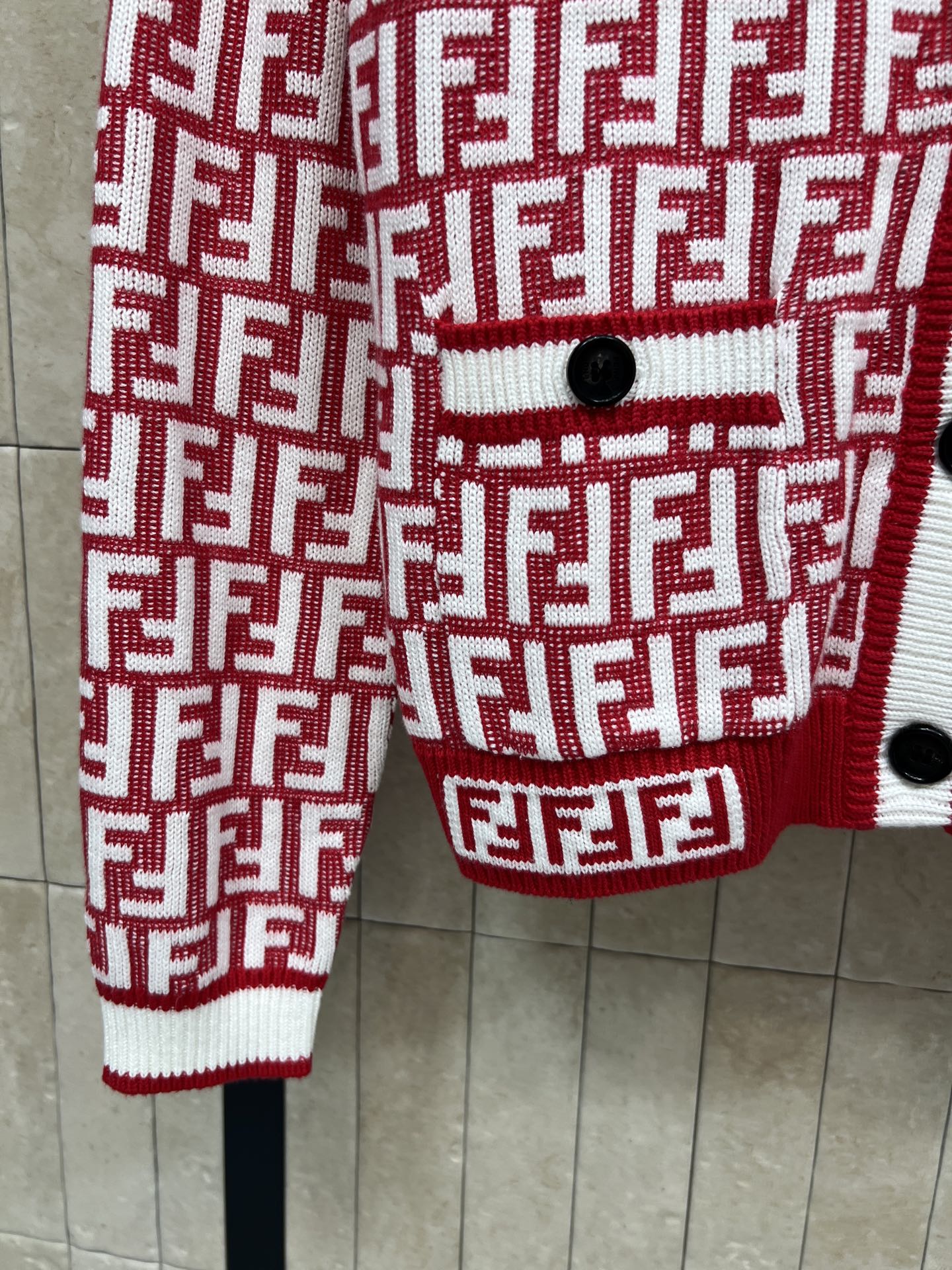 FD家 26早春新款 FF针织圆领开衫 红白配色+FF标志 辨识度超高！高品质羊毛混纺 柔软又保暖 秋冬