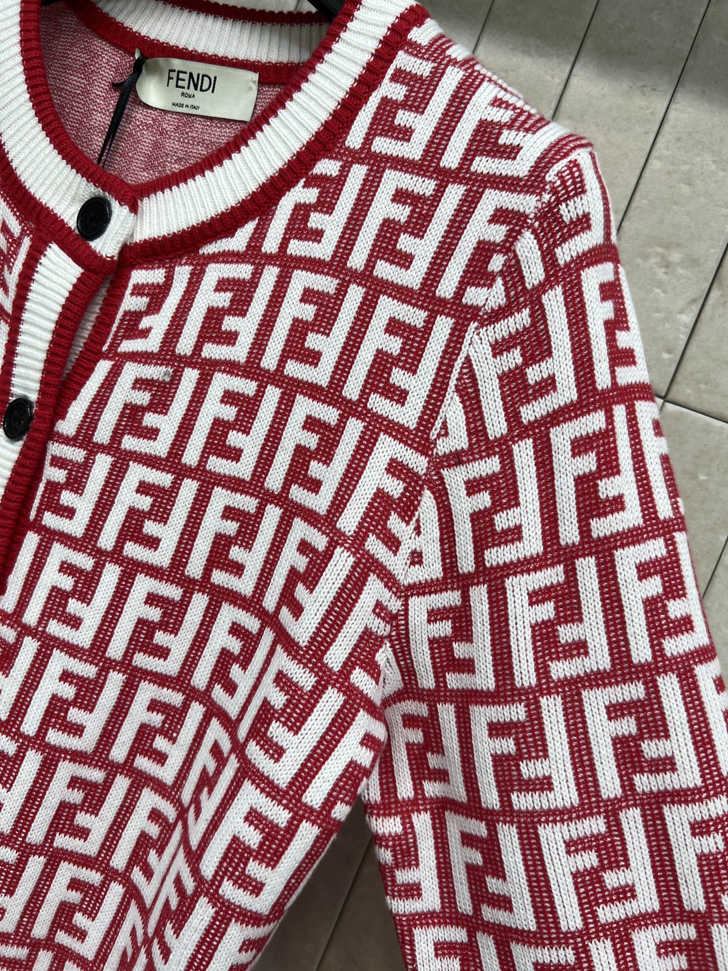 FD家 26早春新款 FF针织圆领开衫 红白配色+FF标志 辨识度超高！高品质羊毛混纺 柔软又保暖 秋冬