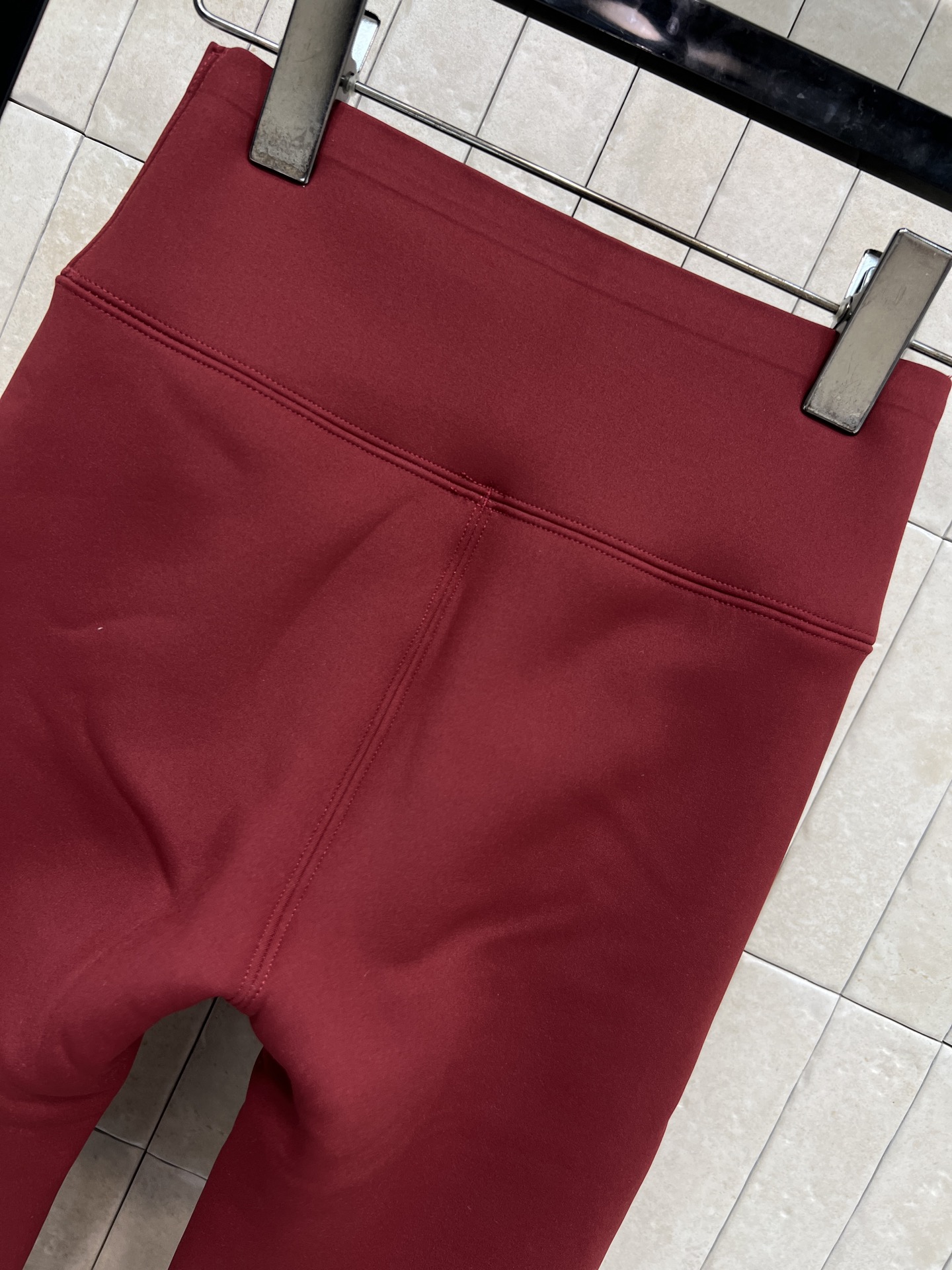 小香家 26早春新款 高腰提臀瑜伽裤 高弹力加绒面料贴合舒适 适合健身、瑜伽或日常穿搭 高腰设计收腹显瘦