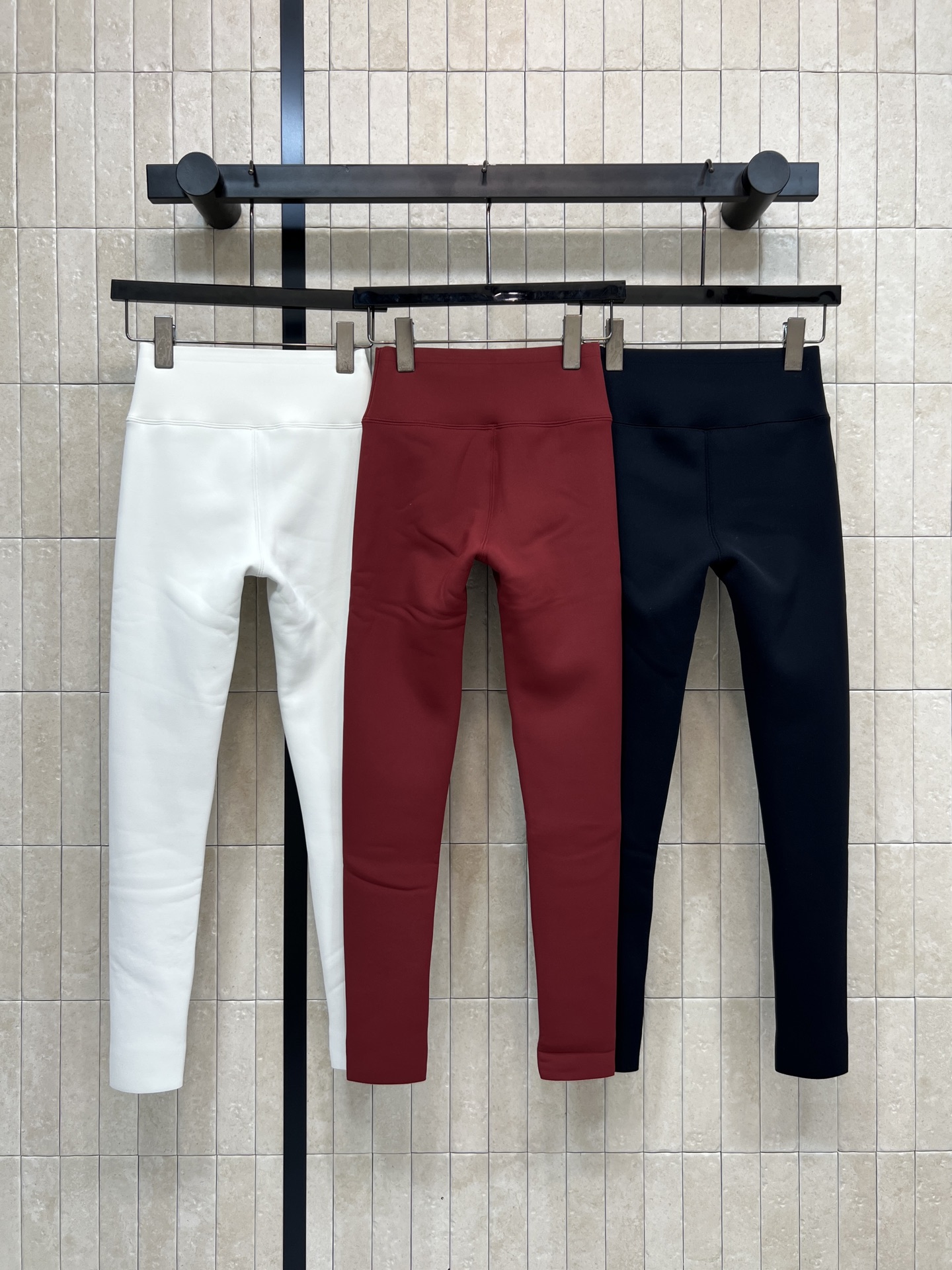 小香家 26早春新款 高腰提臀瑜伽裤 高弹力加绒面料贴合舒适 适合健身、瑜伽或日常穿搭 高腰设计收腹显瘦