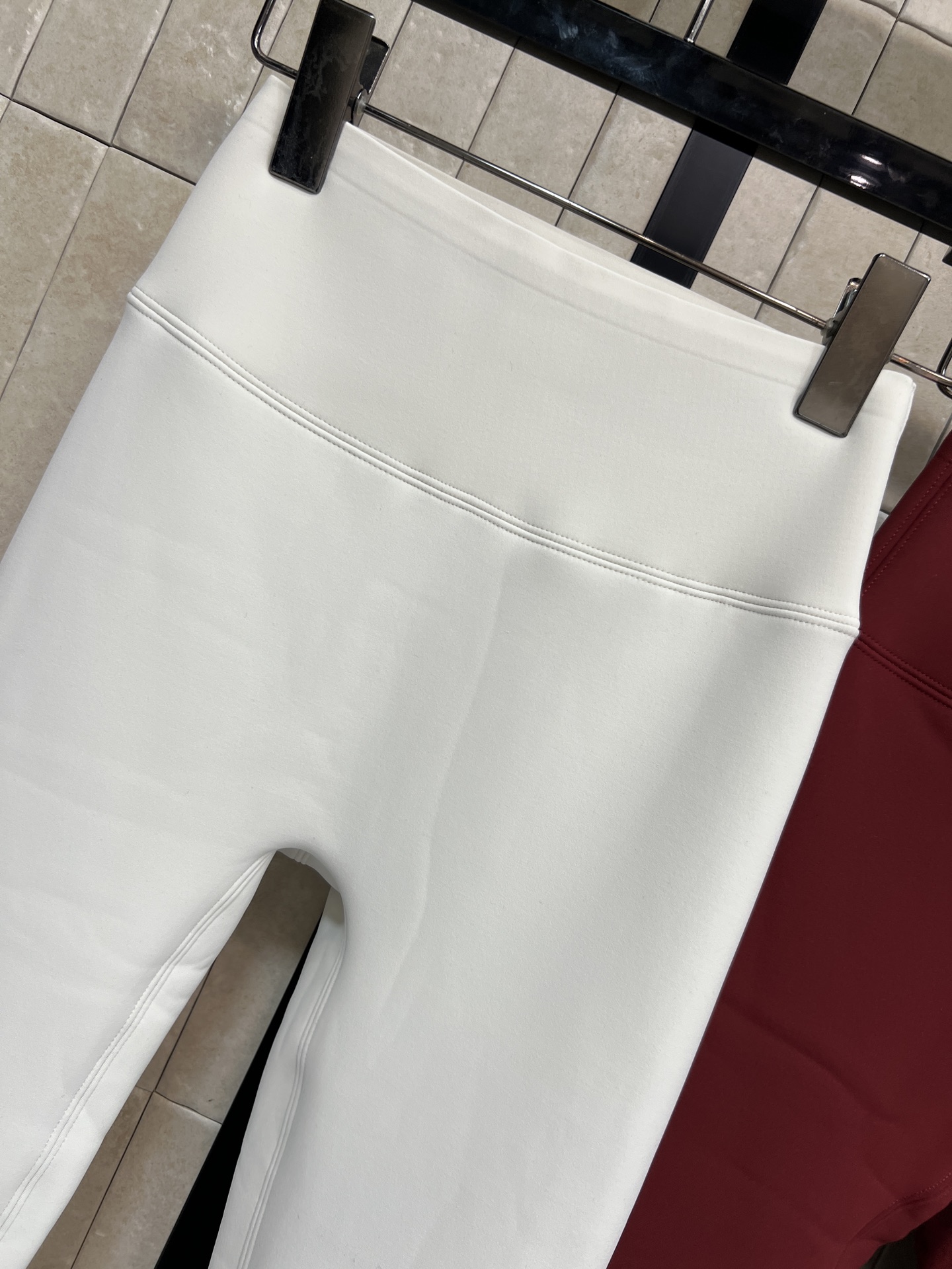 小香家 26早春新款 高腰提臀瑜伽裤 高弹力加绒面料贴合舒适 适合健身、瑜伽或日常穿搭 高腰设计收腹显瘦