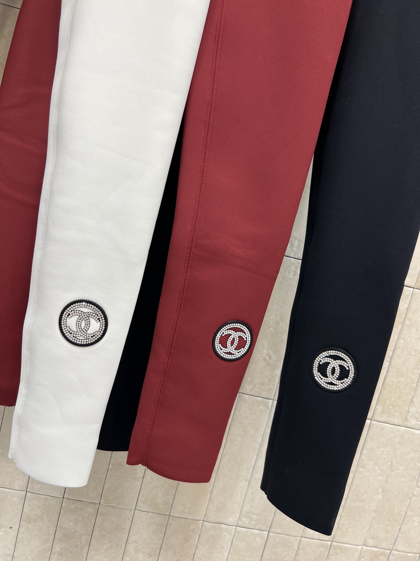 小香家 26早春新款 高腰提臀瑜伽裤 高弹力加绒面料贴合舒适 适合健身、瑜伽或日常穿搭 高腰设计收腹显瘦