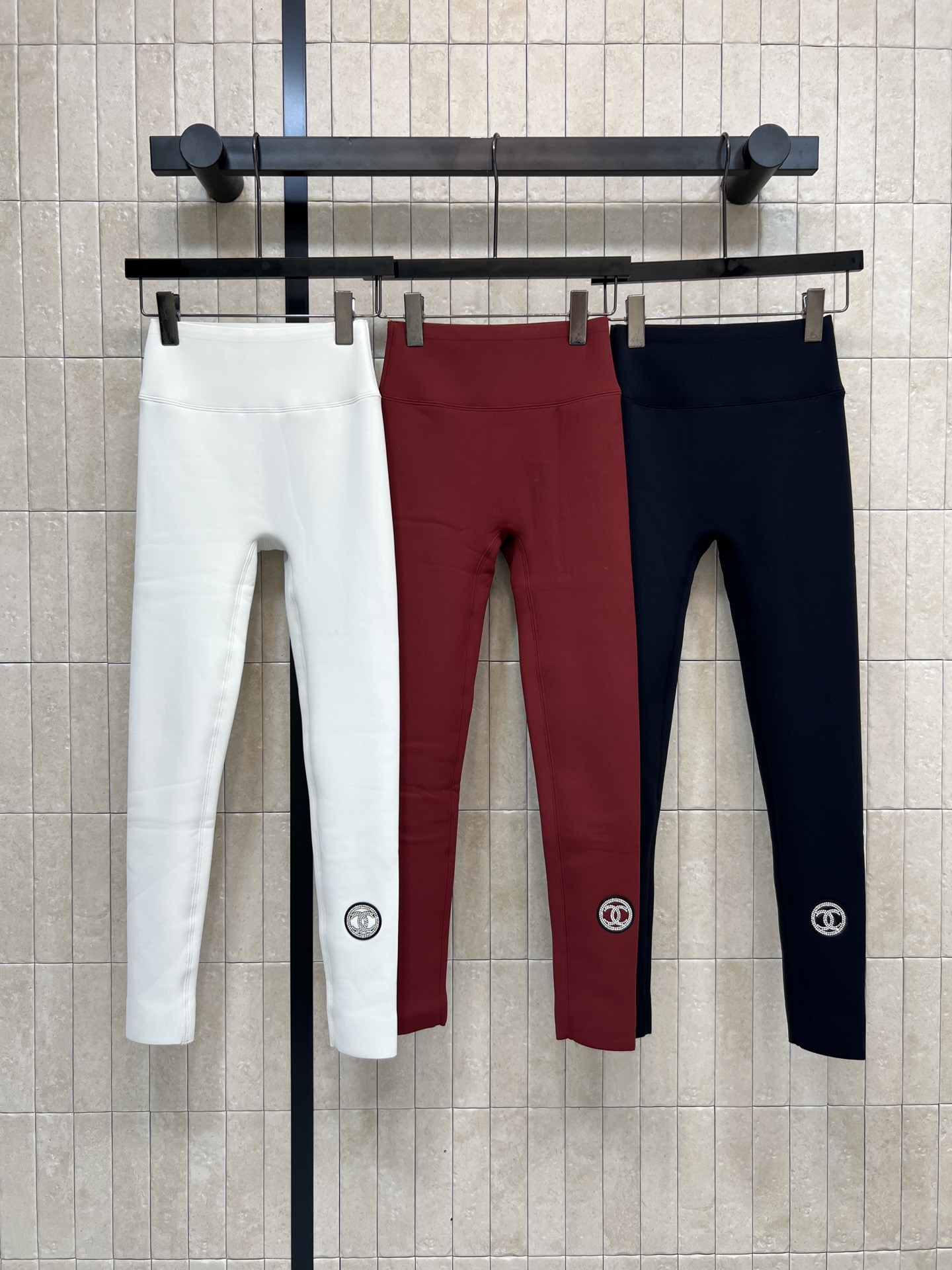 NO:684810,Xiaoxiangjia 26 early spring new style high-waisted butt-lifting yoga pants. High-elastic plus velvet fabric fits comfortably. Suitable for fitness, yoga or daily wear. High-waisted design tightens the abdomen and makes you slim. The butt-lifting effect is great. You can get peach butt easily!  The trousers have brand embroidery on the hems. The details are perfect. The fabric is moisture-absorbent and breathable. You can keep dry even during exercise. It is very suitable for spring and autumn. Pair it with a sports vest or casual top to easily create a dynamic look. Three colors and four sizes. Size/S-M-L- XL,,chanel,19860909小香家 26早春新款 高腰提臀瑜伽裤 高弹力加绒面料贴合舒适 适合健身、瑜伽或日常穿搭 高腰设计收腹显瘦 提臀效果超赞 蜜桃臀轻松get！裤脚有品牌刺绣 细节满分 面料吸湿透气 运动时也能保持干爽 春秋季节超适合穿～搭配运动背心或休闲上衣 轻松打造活力造型 三色四码 Size/S-M-L- XL,,chanel,,Women's clothing