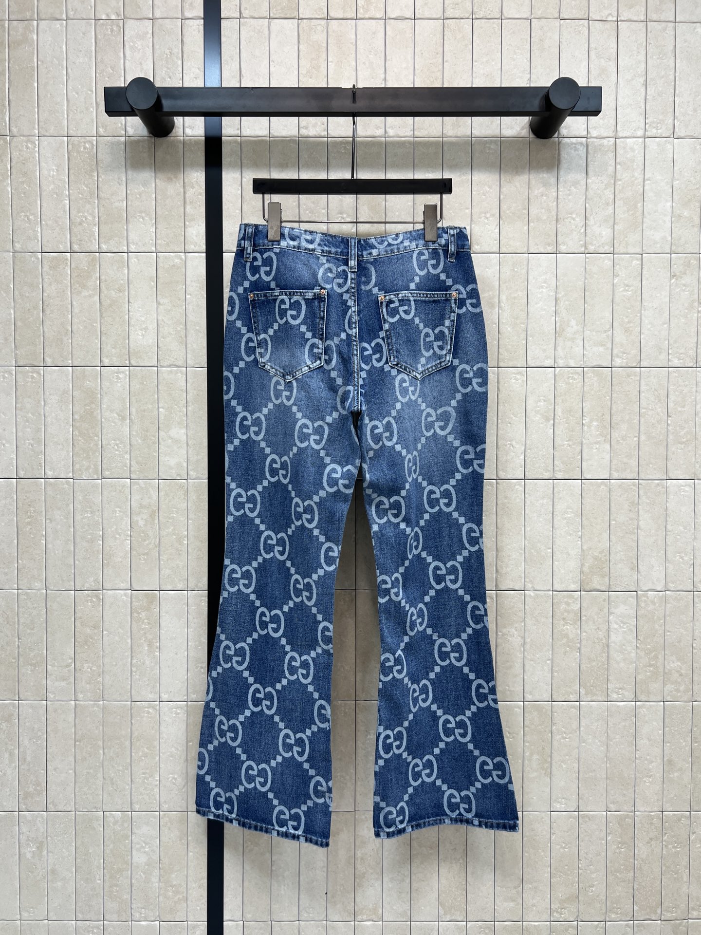 G家26早春新款 GG老花牛仔喇叭裤 经典双G满印设计 辨识度超高！日常穿搭无压力 微喇叭裤脚 修饰腿型