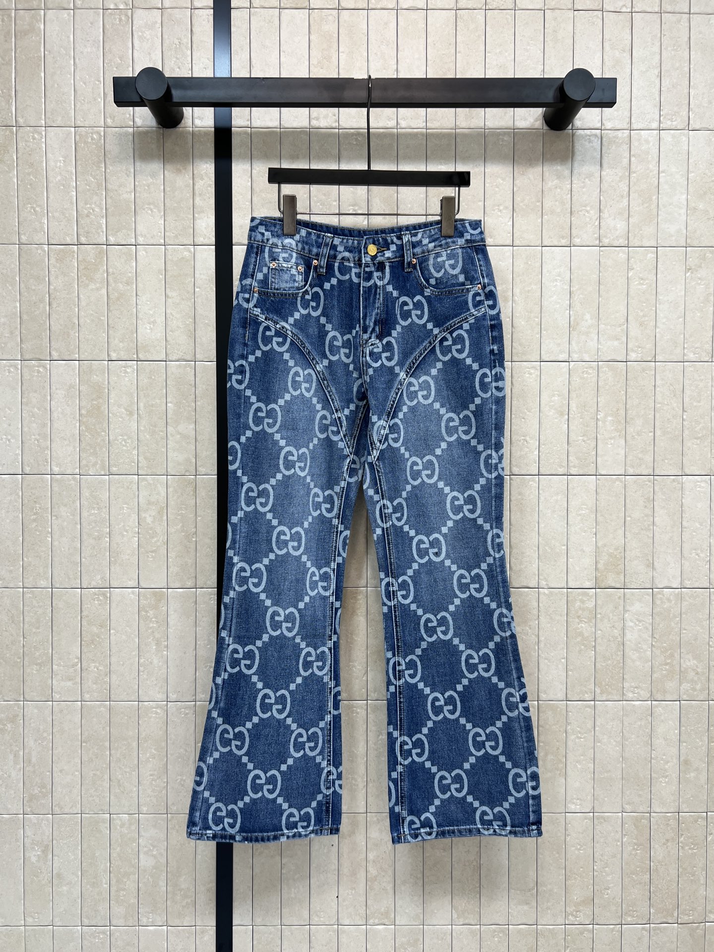 G家26早春新款 GG老花牛仔喇叭裤 经典双G满印设计 辨识度超高！日常穿搭无压力 微喇叭裤脚 修饰腿型