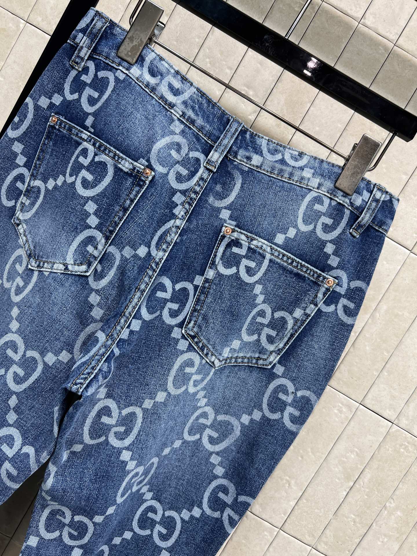 G家26早春新款 GG老花牛仔喇叭裤 经典双G满印设计 辨识度超高！日常穿搭无压力 微喇叭裤脚 修饰腿型