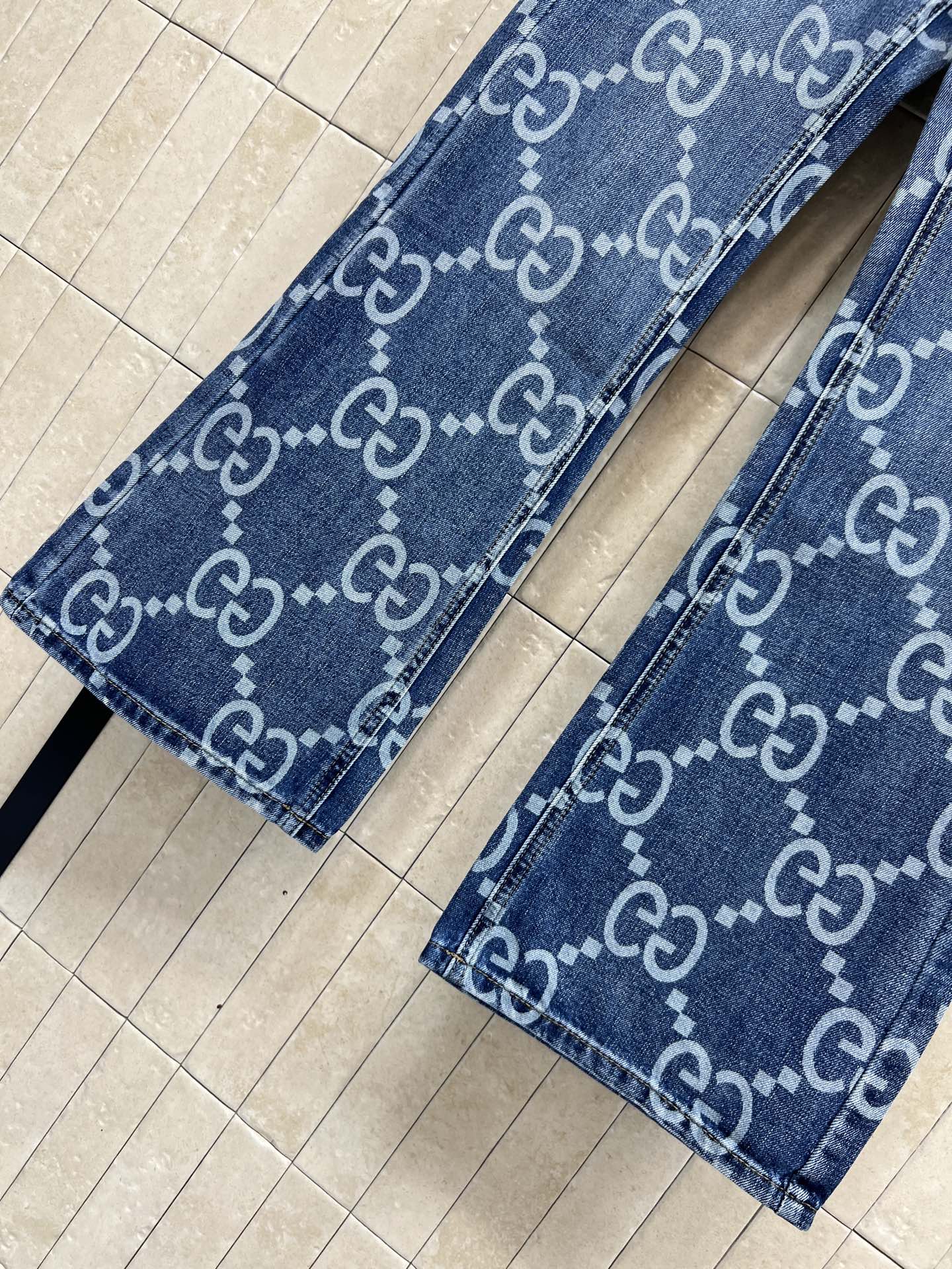 G家26早春新款 GG老花牛仔喇叭裤 经典双G满印设计 辨识度超高！日常穿搭无压力 微喇叭裤脚 修饰腿型