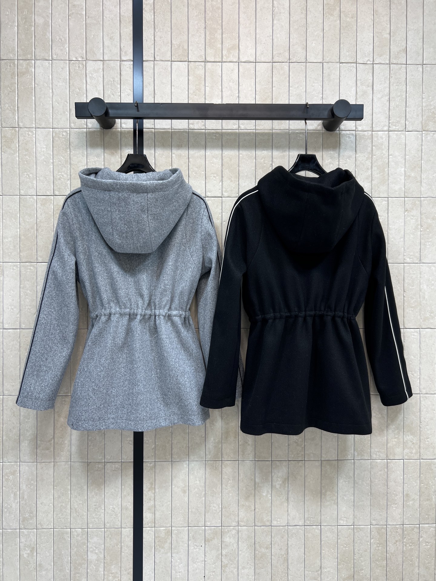 D家 26早春新款 logo标志毛呢连帽收腰外套 抽绳收腰营造收腰轮廓 轻松分割完美比例身材 连帽廓形剪