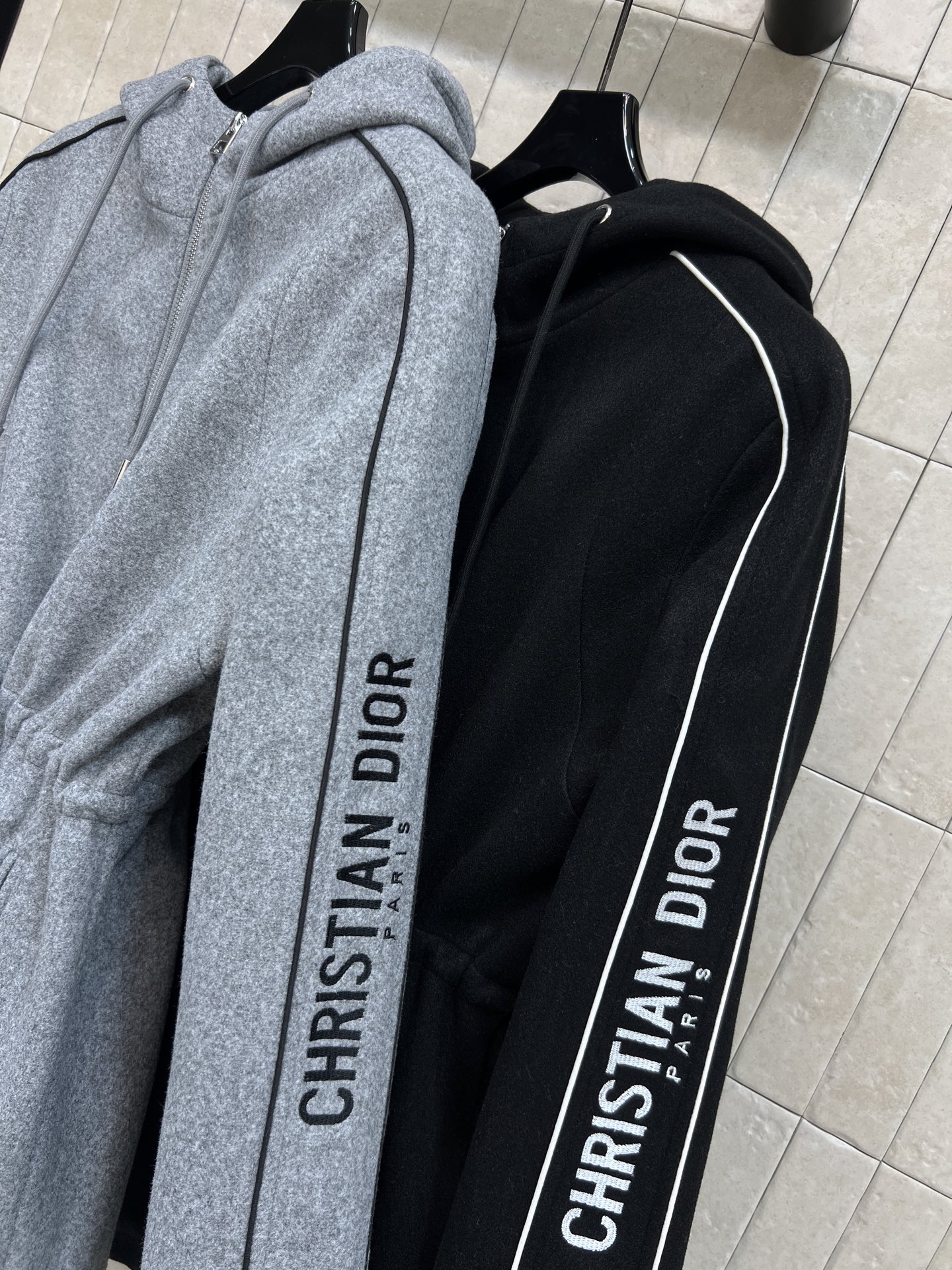 D家 26早春新款 logo标志毛呢连帽收腰外套 抽绳收腰营造收腰轮廓 轻松分割完美比例身材 连帽廓形剪