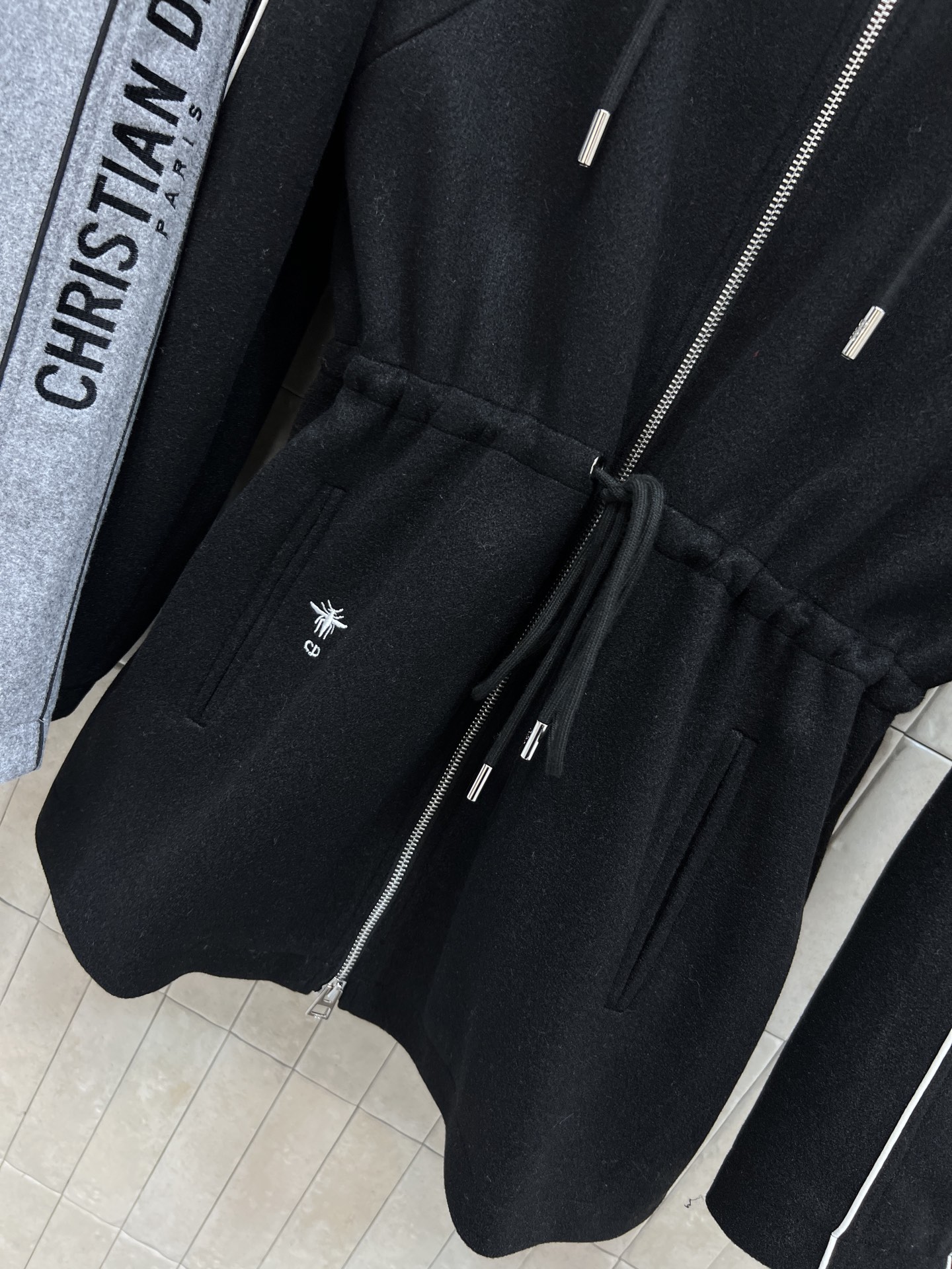 D家 26早春新款 logo标志毛呢连帽收腰外套 抽绳收腰营造收腰轮廓 轻松分割完美比例身材 连帽廓形剪