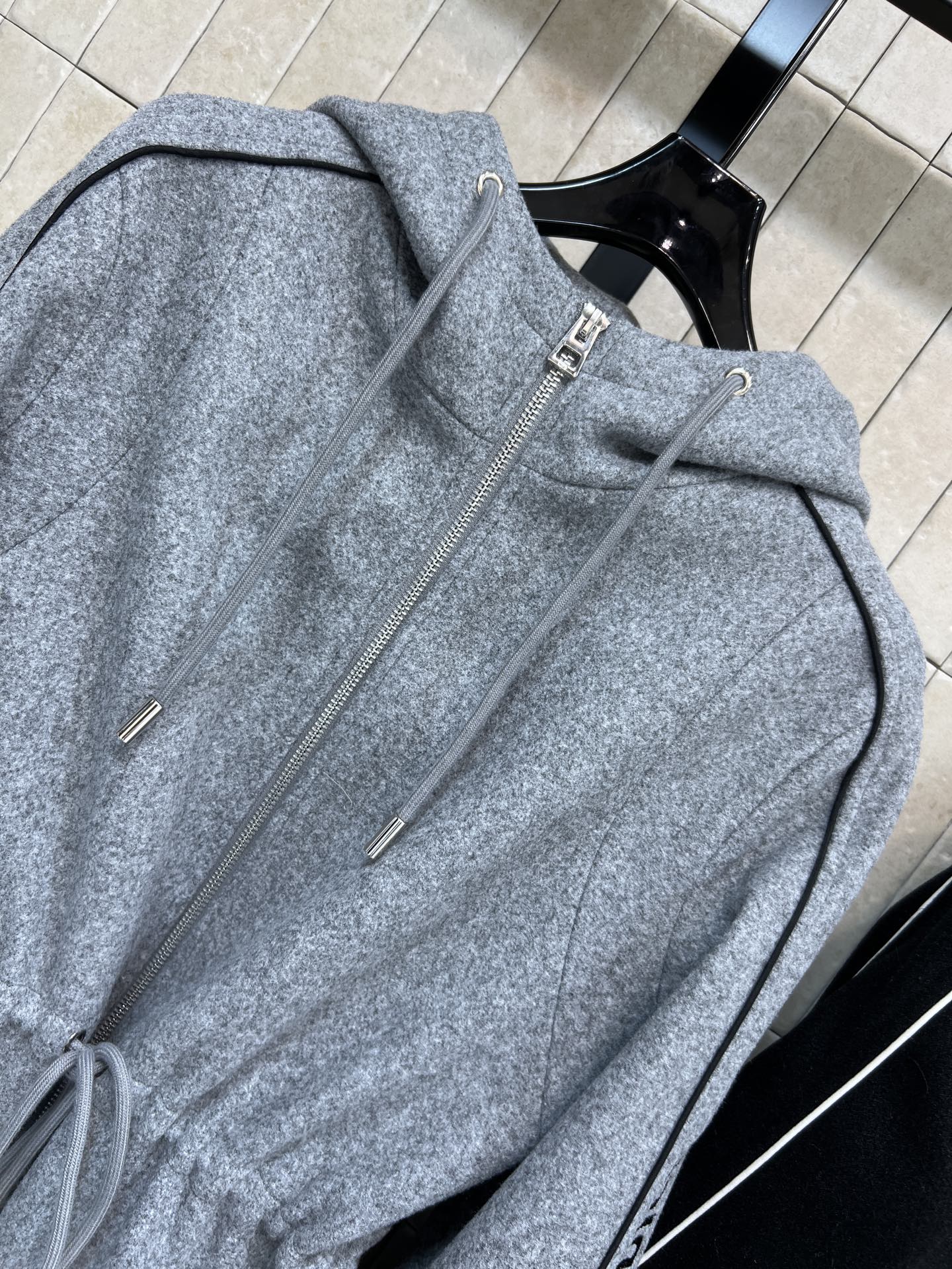 D家 26早春新款 logo标志毛呢连帽收腰外套 抽绳收腰营造收腰轮廓 轻松分割完美比例身材 连帽廓形剪