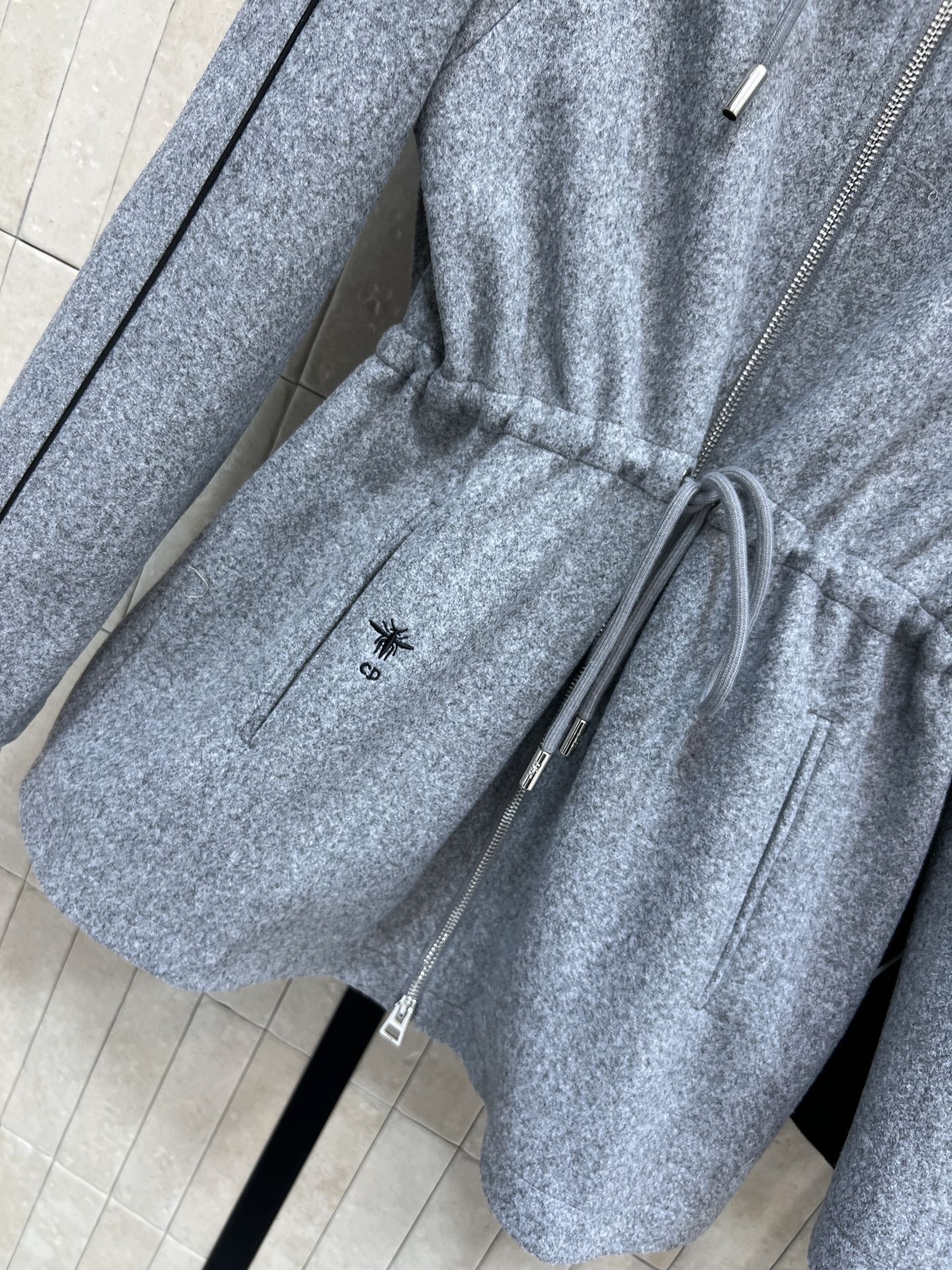 D家 26早春新款 logo标志毛呢连帽收腰外套 抽绳收腰营造收腰轮廓 轻松分割完美比例身材 连帽廓形剪