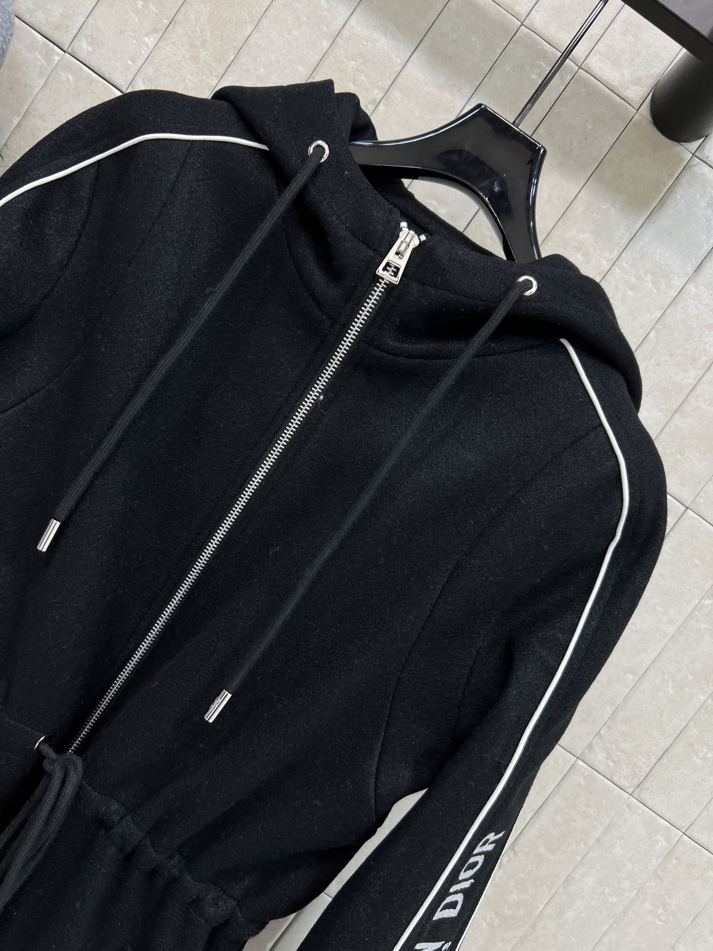 D家 26早春新款 logo标志毛呢连帽收腰外套 抽绳收腰营造收腰轮廓 轻松分割完美比例身材 连帽廓形剪