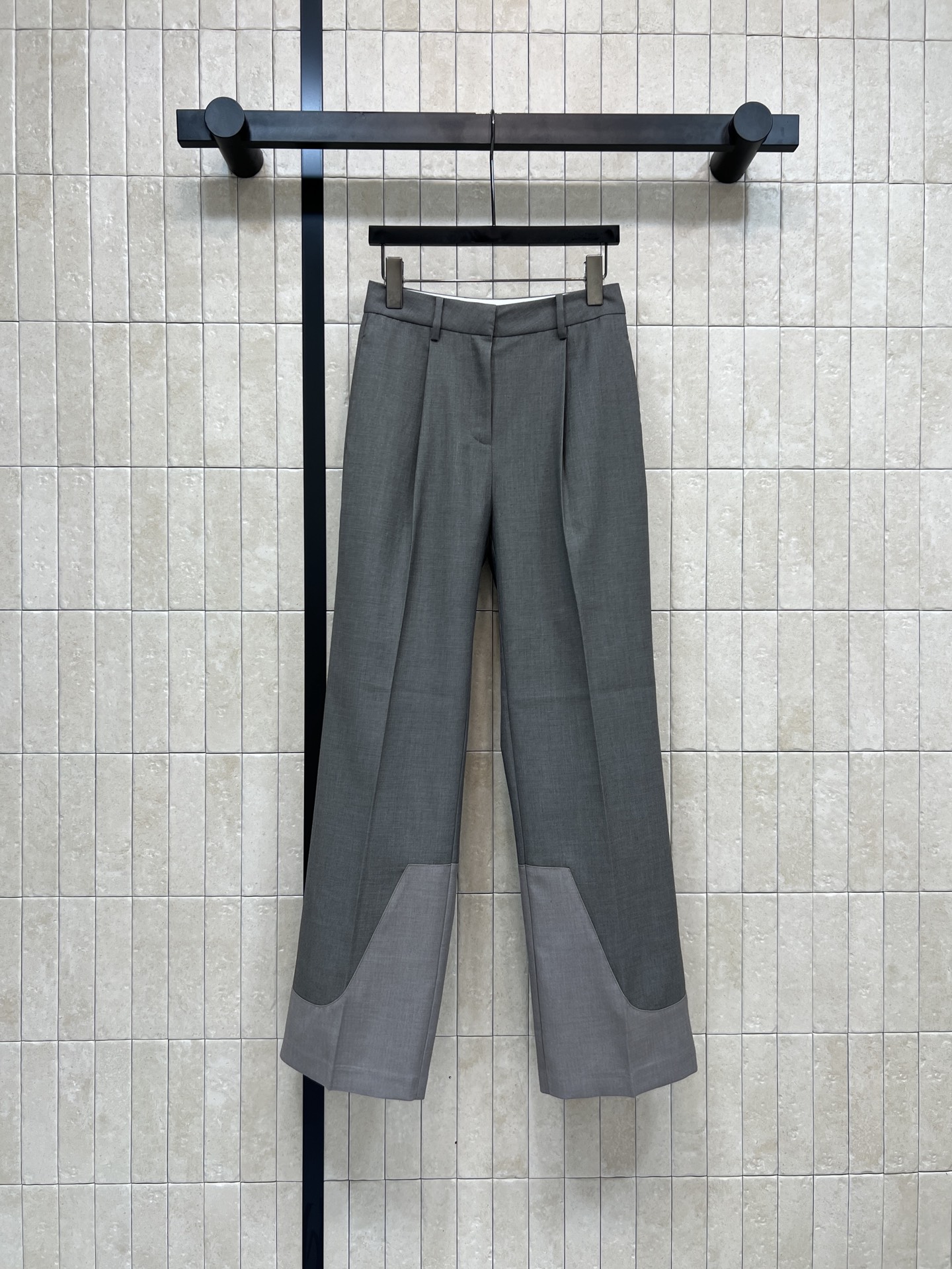 NO:684777,L's new 26 early spring gray spliced ​​wide-leg trousers are made of high-quality blended fabrics, with great drape and comfort!  The spliced ​​design of the trouser legs is super layered, fashionable and practical. The loose cut modifies the leg shape. It can be easily used for daily commuting or leisure. The gray color is versatile. It can be paired with shirts, sweaters, and jackets. Easily switch between multiple styles ~ four sizes in one color. Size/S-M-L- XL,, Louis Vuitton, jackets & coats, shirts,19860909L家 26早春新款 灰色拼接阔腿西裤 采用高品质混纺面料,垂坠感和舒适度都很棒！裤脚拼接设计超有层次感 时尚又实用 宽松剪裁修饰腿型 日常通勤或休闲都能轻松驾驭 灰色百搭 随便配衬衫、针织衫、外套都OK 轻松切换多种风格~一色四码Size/S-M-L- XL,,louis vuitton,jackets & coats,shirts,,Women's clothing