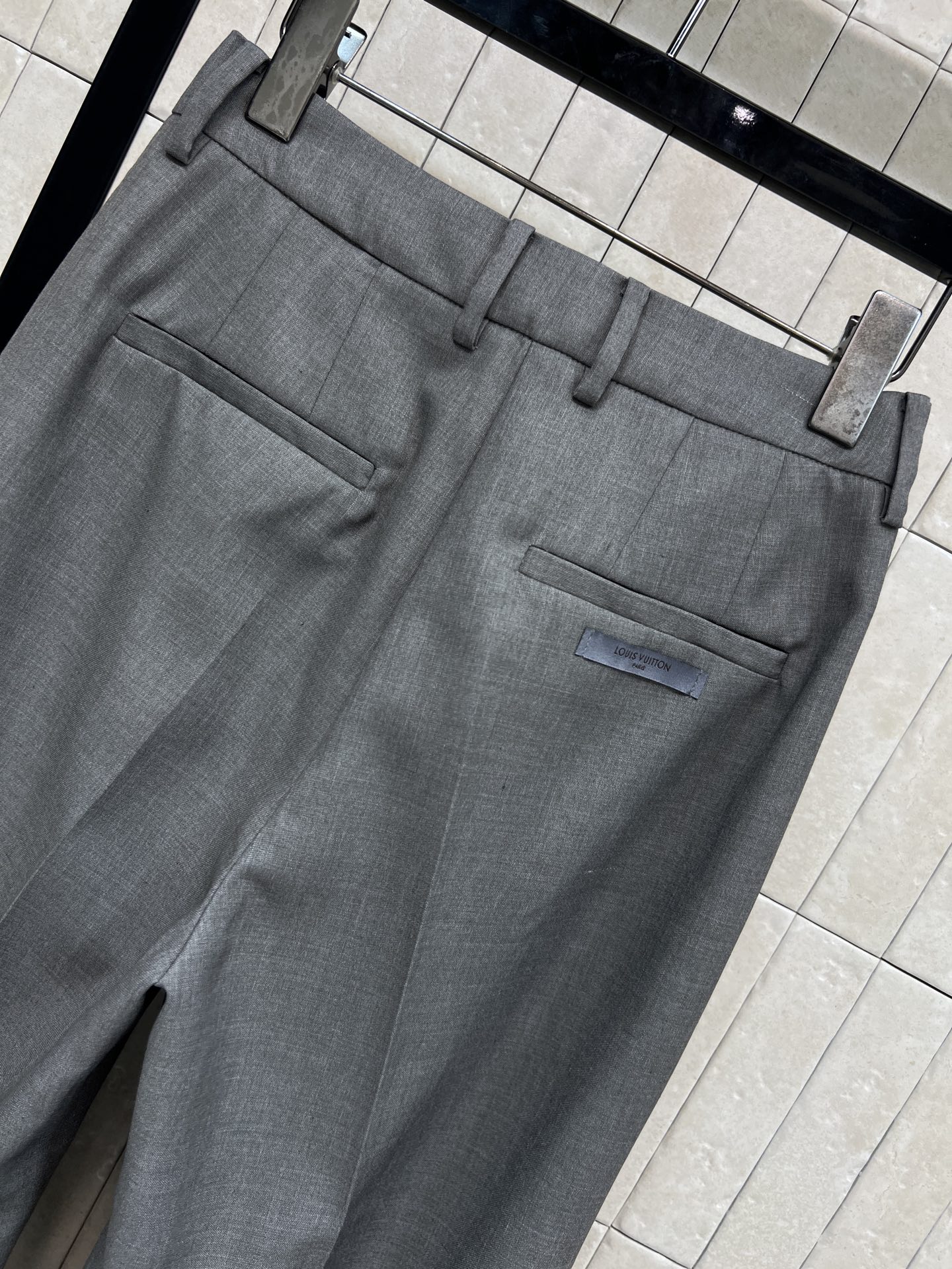 L家 26早春新款 灰色拼接阔腿西裤 采用高品质混纺面料，垂坠感和舒适度都很棒！裤脚拼接设计超有层次感 