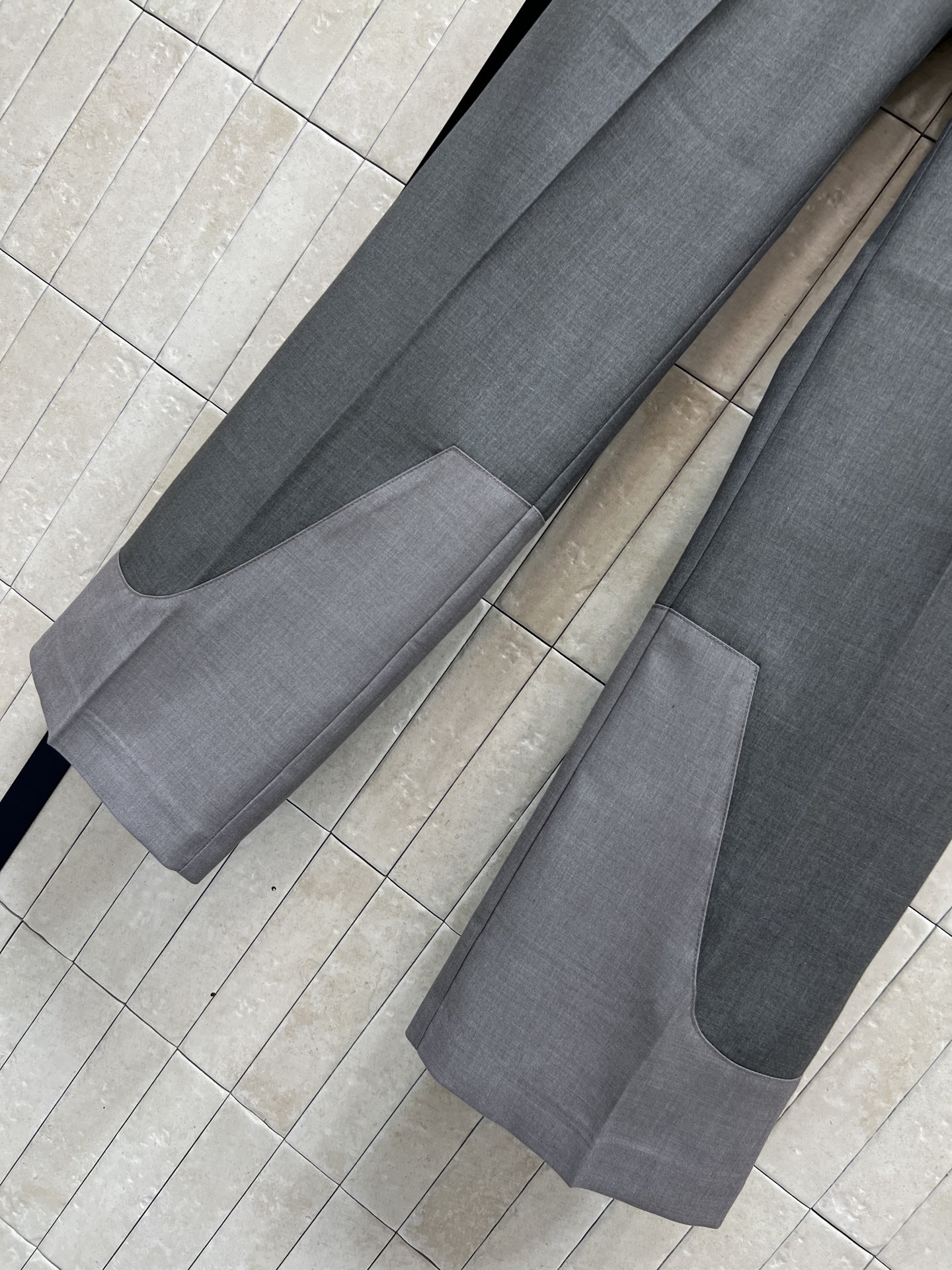 L家 26早春新款 灰色拼接阔腿西裤 采用高品质混纺面料，垂坠感和舒适度都很棒！裤脚拼接设计超有层次感 