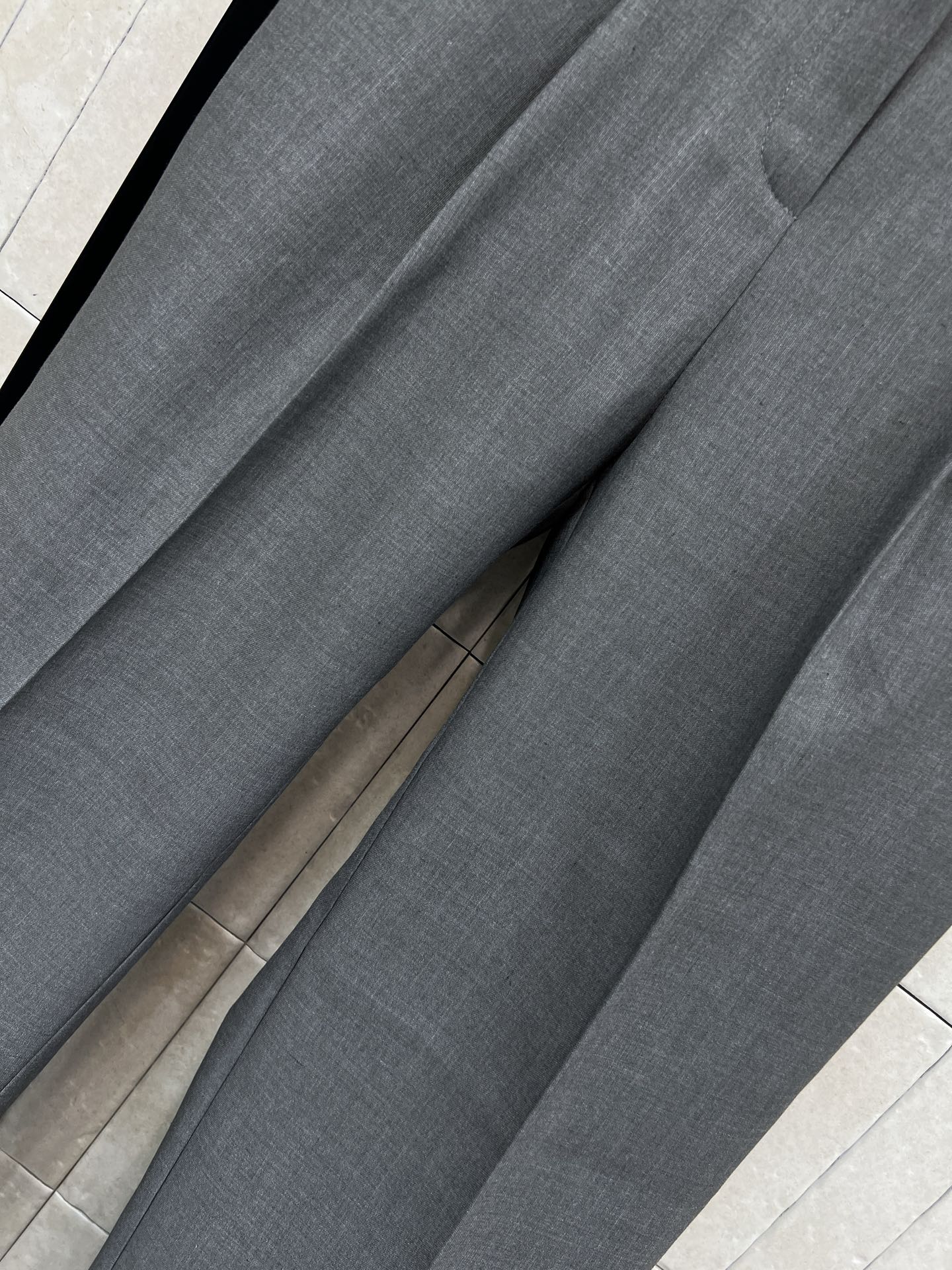 L家 26早春新款 灰色拼接阔腿西裤 采用高品质混纺面料，垂坠感和舒适度都很棒！裤脚拼接设计超有层次感 