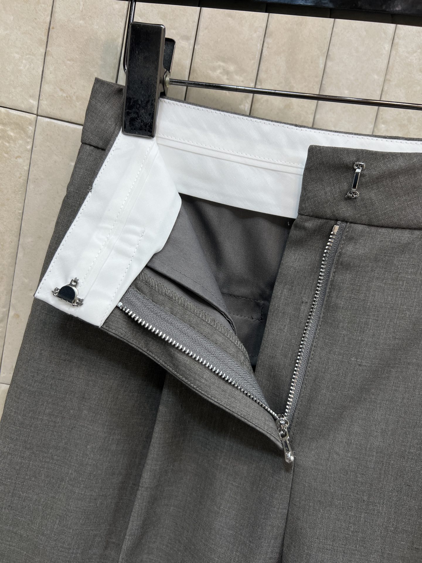 L家 26早春新款 灰色拼接阔腿西裤 采用高品质混纺面料，垂坠感和舒适度都很棒！裤脚拼接设计超有层次感 