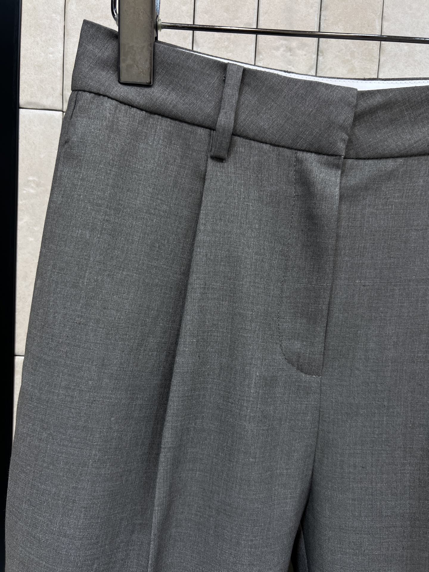 L家 26早春新款 灰色拼接阔腿西裤 采用高品质混纺面料，垂坠感和舒适度都很棒！裤脚拼接设计超有层次感 