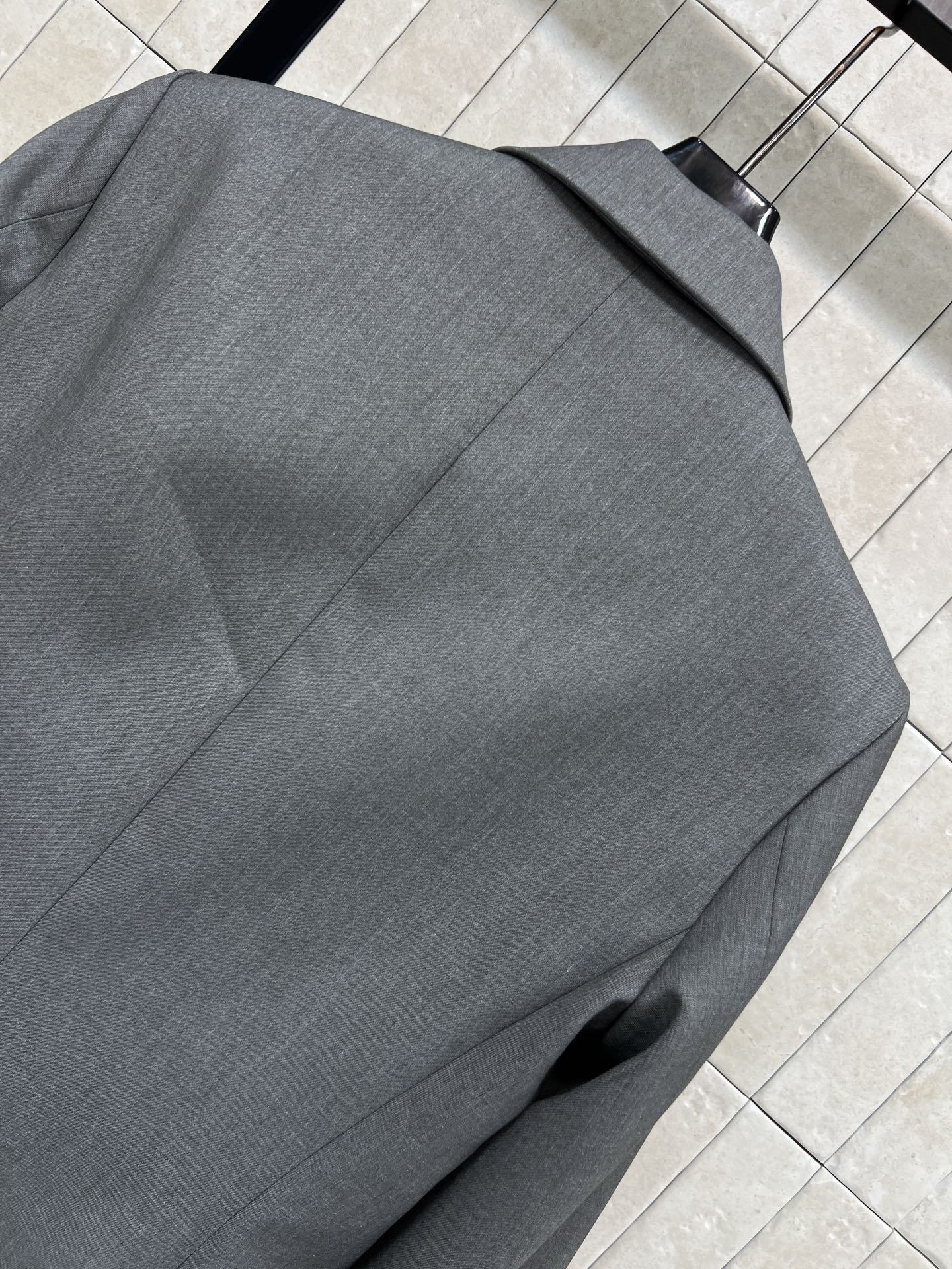 L家 26早春新款 双排扣皮搭装饰西服外套 灰色西装外套 上身就是满满的高级感 双排扣+戗驳领设计 简约