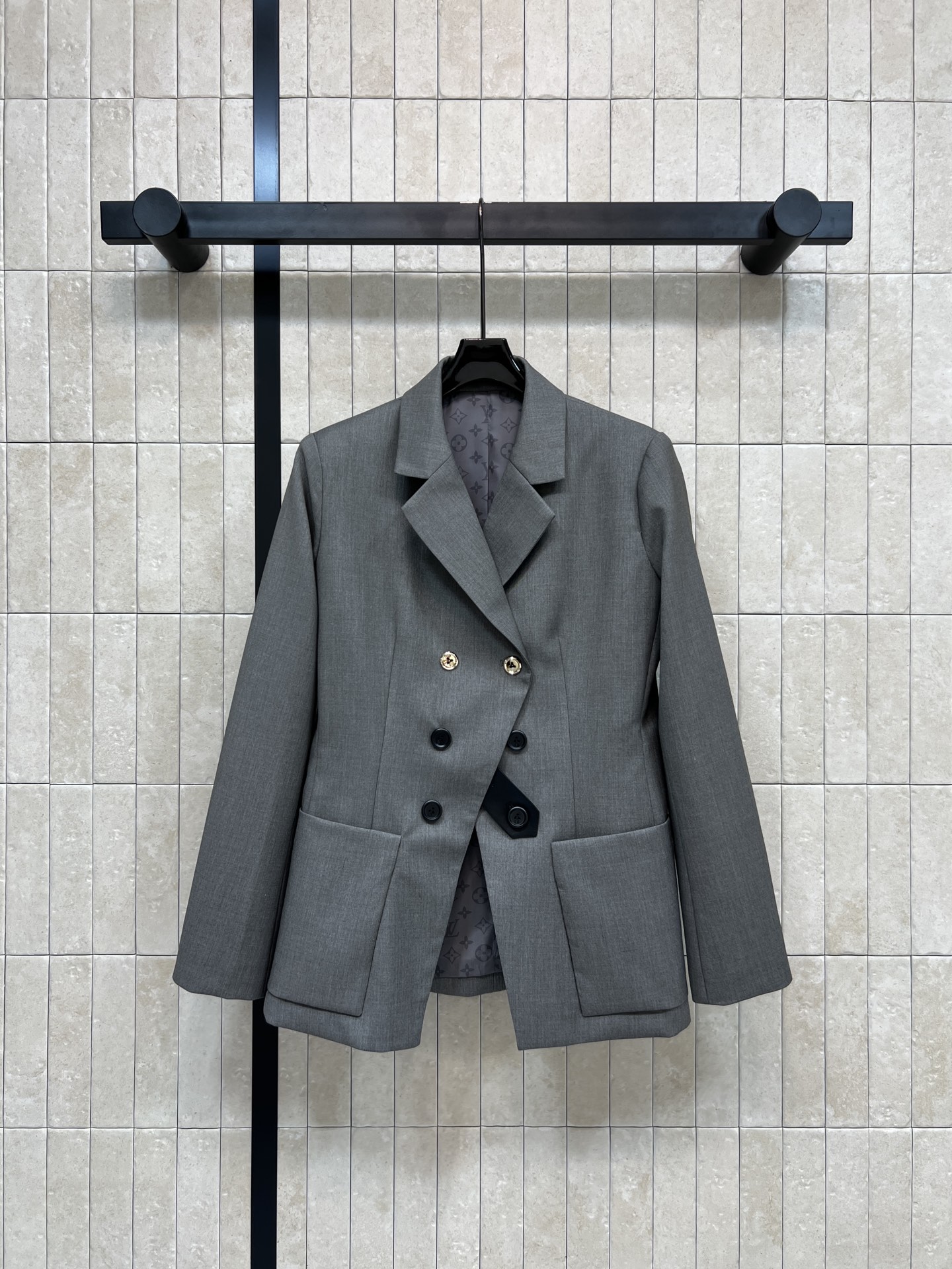 NO:684784,L's new style for early spring 26. Double-breasted leather suit jacket with decoration. Gray suit jacket. The upper body is full of high-end. Double-breasted + peaked collar design. Simple and formal. The tailoring silhouette is casual and cool. It has a sense of handsomeness. A very outstanding one. The lining is classic presbyopic pattern. Full of details. Suitable for campus, ceremony and other occasions when matched with trousers from the same series. Four sizes in one color, Size/S-M-L- XL,, louis  vuitton,jackets & coats,business suit,19860909L家 26早春新款 双排扣皮搭装饰西服外套 灰色西装外套 上身就是满满的高级感 双排扣+戗驳领设计 简约又正式 廓形的剪裁版型 随性酷飒 自带帅气感 很出彩的一款 内衬经典老花图案 细节满满 搭配同系列西裤适合校园、典礼等场合 一色四码Size/S-M-L- XL,,louis vuitton,jackets & coats,business suit,,Women's clothing