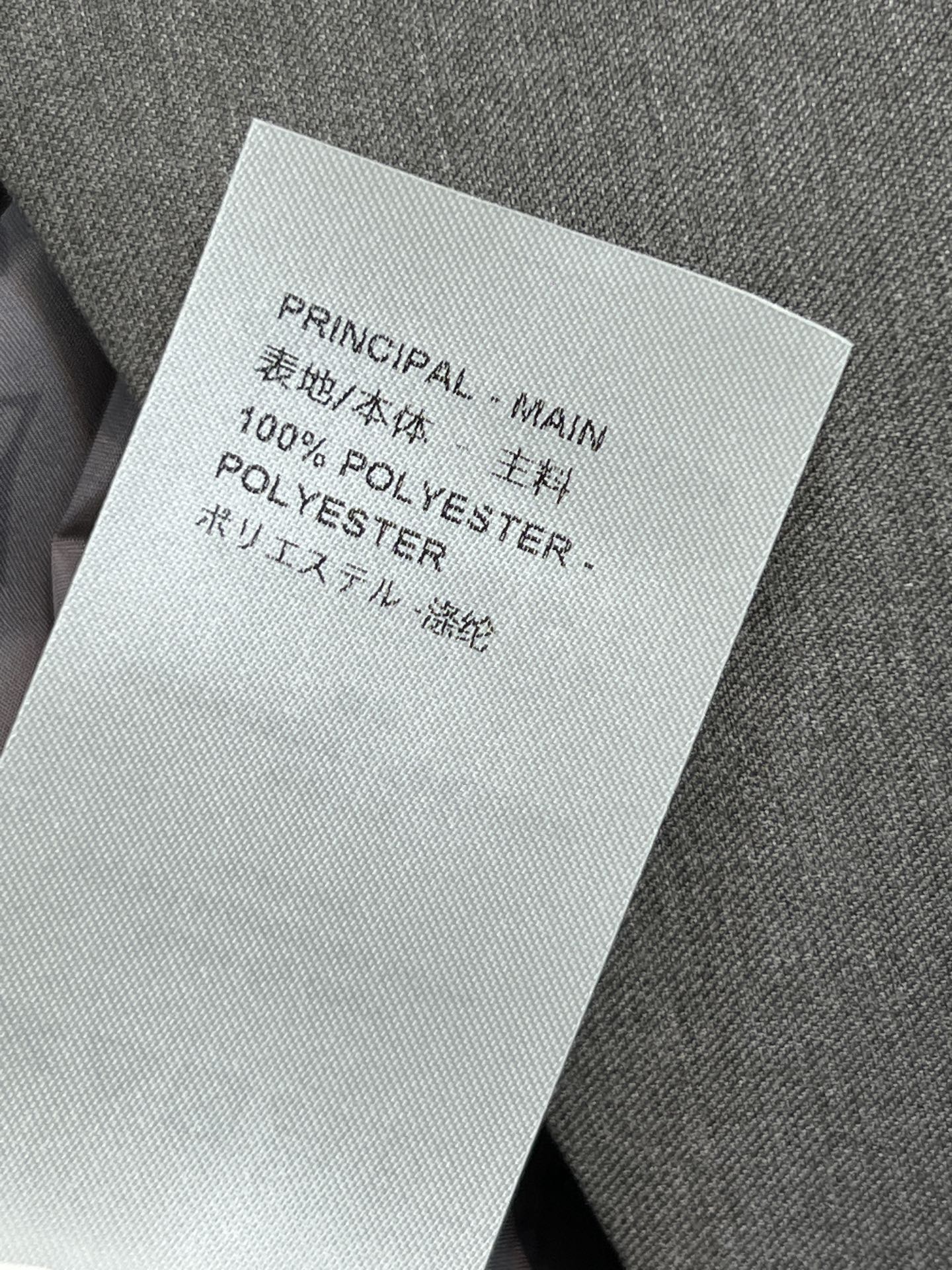 L家 26早春新款 双排扣皮搭装饰西服外套 灰色西装外套 上身就是满满的高级感 双排扣+戗驳领设计 简约