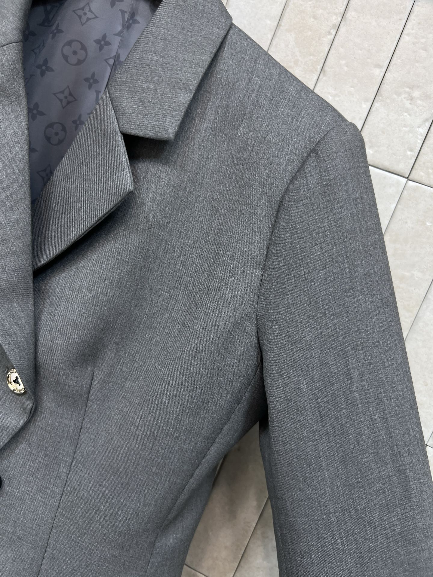 L家 26早春新款 双排扣皮搭装饰西服外套 灰色西装外套 上身就是满满的高级感 双排扣+戗驳领设计 简约