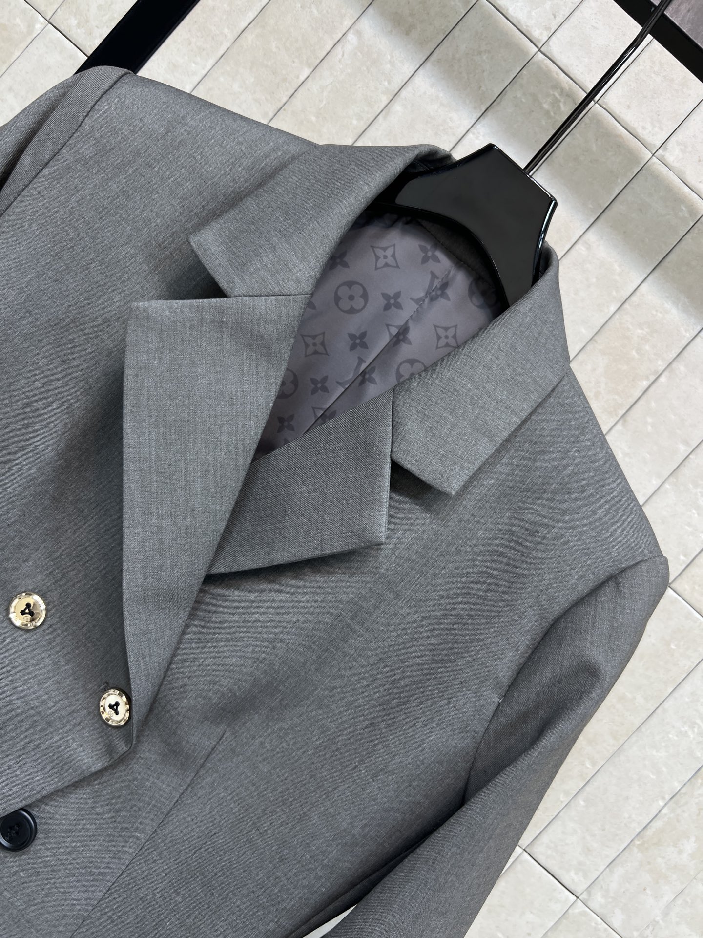 L家 26早春新款 双排扣皮搭装饰西服外套 灰色西装外套 上身就是满满的高级感 双排扣+戗驳领设计 简约