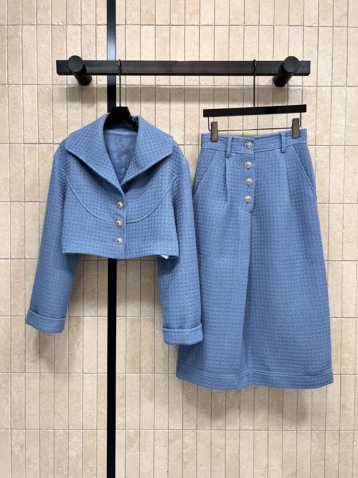 NO:685576,Coats and pants Xiaoxiangjia 26 early spring new style blue tweed suit large lapel short coat + high waist skirt classic tweed material full of texture and high-end texture coat navy collar design + metal buttons retro and elegant, very suitable for spring and summer wear, modify the proportion of the body, easily create a rich or commuting elegant look, one color three sizes Size/S-M-L,,chanel,skirts,jackets & coats,19860909外套裤子小香家 26早春新款 蓝色粗花呢套装 大翻领短款外套+高腰半身裙 经典粗花呢材质 肌理感满满 质感高级 外套海军领设计+金属纽扣 复古优雅 春夏季穿着超适合 修饰身材比例 轻松打造千金风or通勤优雅look 一色三码Size/S-M-L,,chanel,skirts,jackets & coats,,Women's clothing