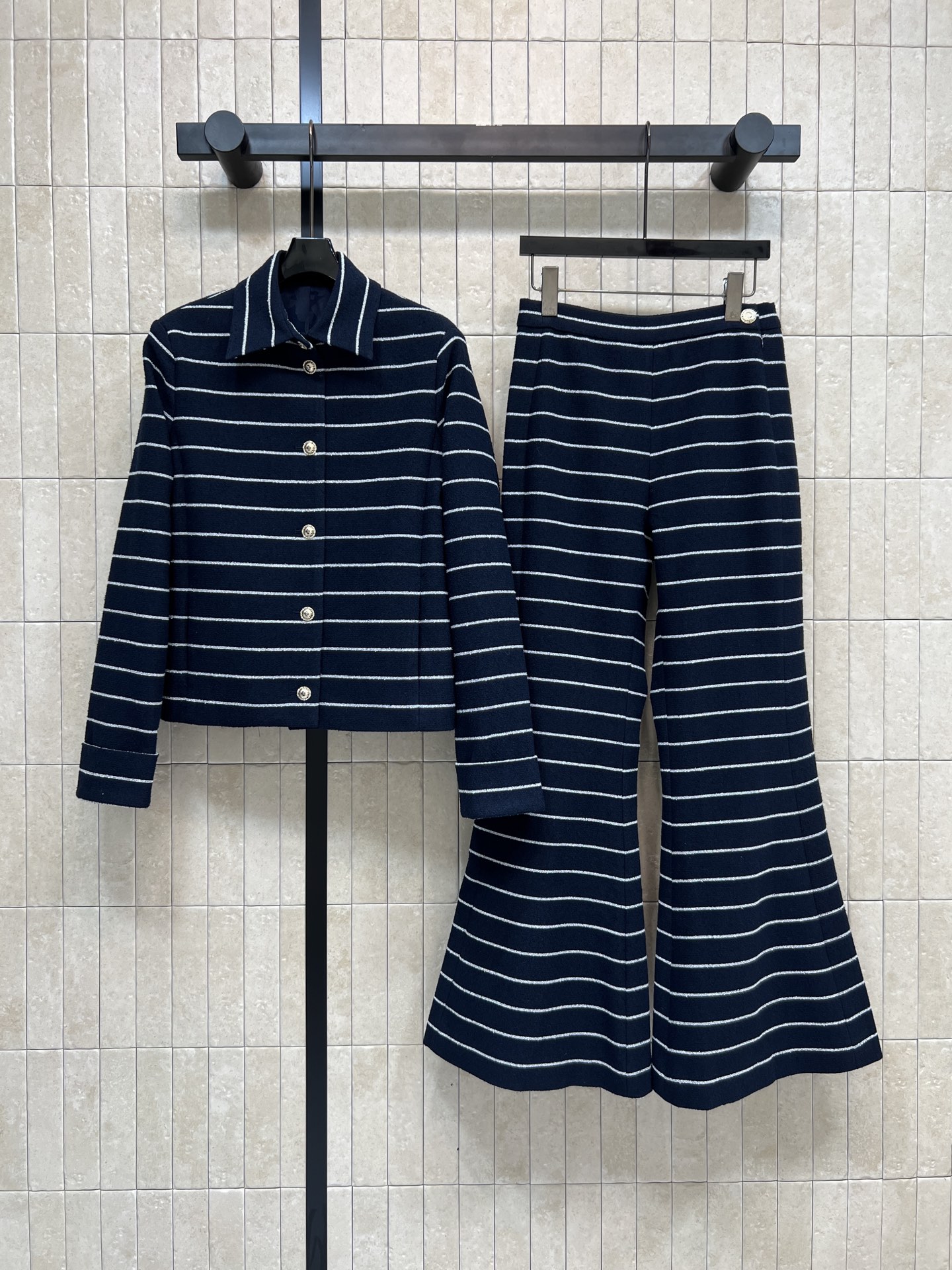 NO:685571,Jacket Pants Xiaoxiangjia 26 early spring new style Dark blue striped suit Lapel jacket + high-waisted bell-bottom pants Navy blue background with white stripes Full French elegant atmosphere High-waisted design of micro-flared pants Metal buckle details on the side Drape to modify the leg shape Neat and lazy A set of upper body is suitable for daily commuting or vacation Pair it with colored diamond and pearl accessories for a more layered look Three sizes in one color Size/S-M-L,,chanel,jackets & coats,19860909外套 裤小香家 26早春新款 深蓝色条纹套装 翻领外套+高腰喇叭裤 藏青底色配白色条纹 法式优雅氛围感拉满 微喇叭裤高腰设计 侧边金属扣细节 垂坠感修饰腿型 利落又慵懒 一套上身日常通勤或度假都很适合 搭配彩钻珍珠配饰更显层次感 一色三码Size/S-M-L,,chanel,jackets & coats,,Women's clothing