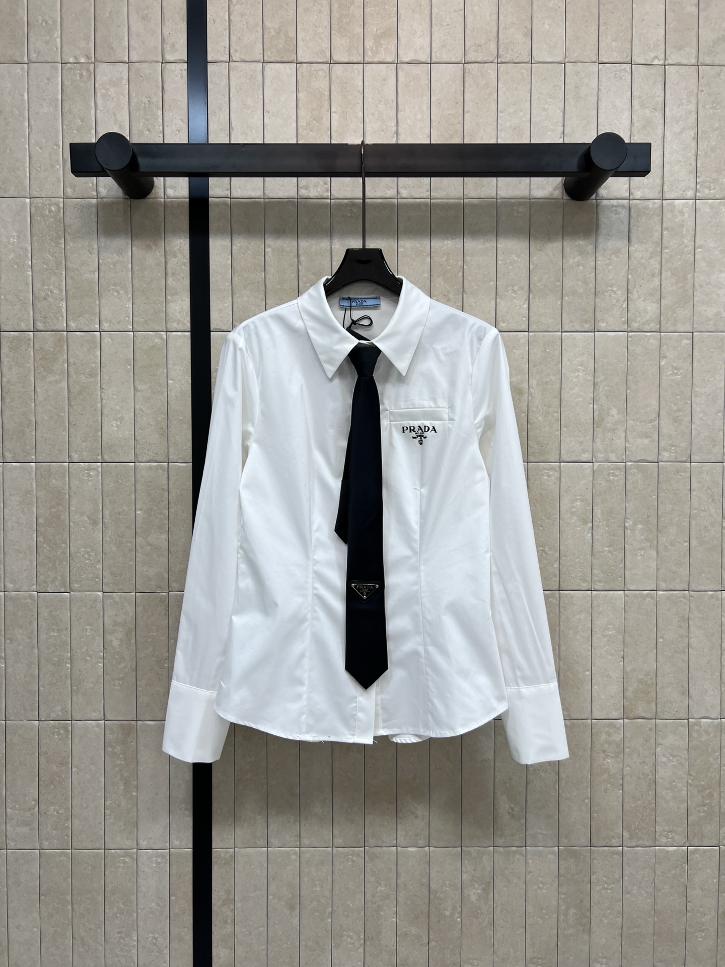 NO:685581,PD Home 26 early spring new style white shirt with tie waist, classic lapel + black tie, simple and formal, brand logo embroidery on the chest pocket, perfect details!  The slim design is more elegant and cool. You can switch the style at will. It can be easily used for commuting or light formal occasions. It goes well with trousers or skirts ~ one color and three sizes SML, dior, skirts, shirts, ties,19860909PD家 26早春新款 领带收腰白衬衫 经典翻领+黑色领带 简约又正式 胸前口袋有品牌Logo刺绣 细节满分！修身设计更加显气质也很酷帅 风格任意切换 通勤或轻正式场合都能轻松驾驭 搭配西裤或半裙都很出彩~一色三码SML,,dior,skirts,shirts,ties,,Women's clothing