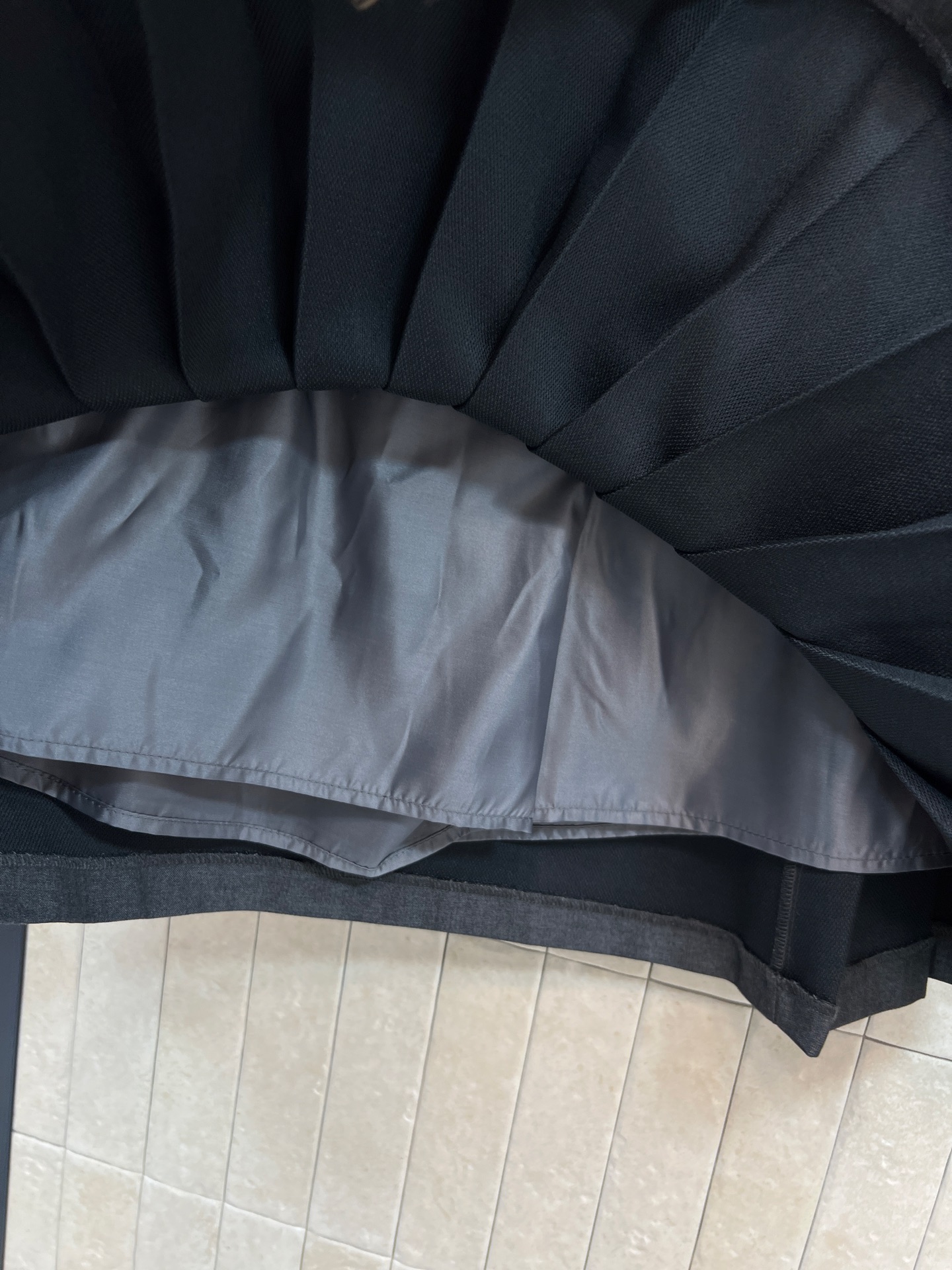 PD家 26早春新款 灰色工装风百褶短裙 经典学院风设计 高品质面料 细腻纹理质感满分 高腰A字版型+双