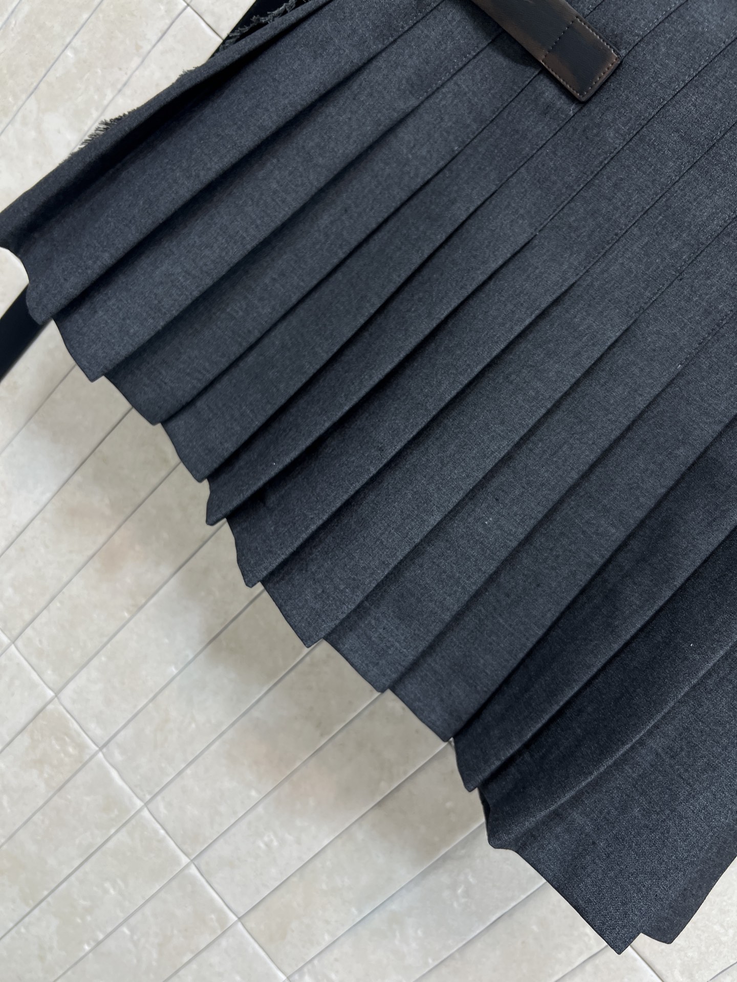 PD家 26早春新款 灰色工装风百褶短裙 经典学院风设计 高品质面料 细腻纹理质感满分 高腰A字版型+双