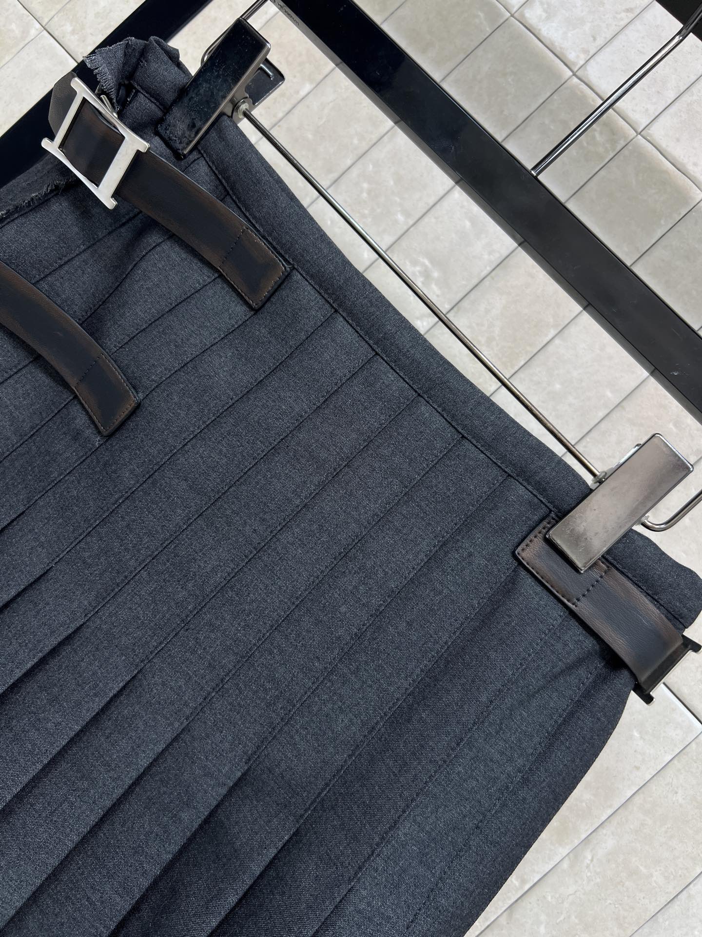 PD家 26早春新款 灰色工装风百褶短裙 经典学院风设计 高品质面料 细腻纹理质感满分 高腰A字版型+双